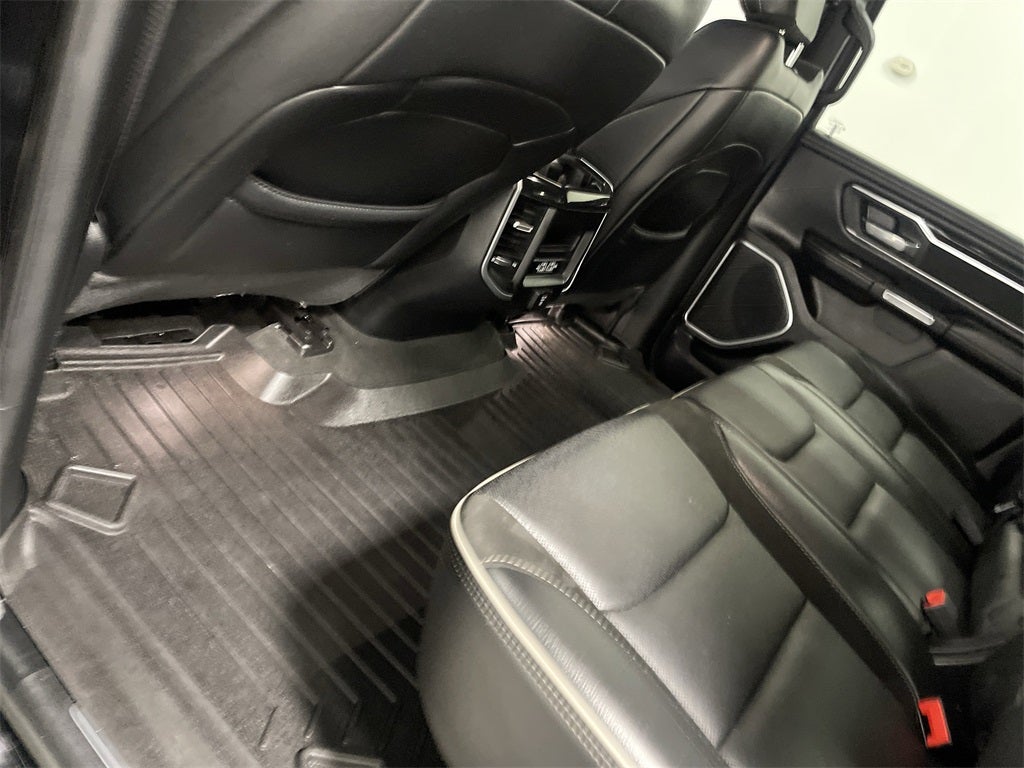 2020 RAM 1500 Laramie Crew Cab 4x4 5'7' Box