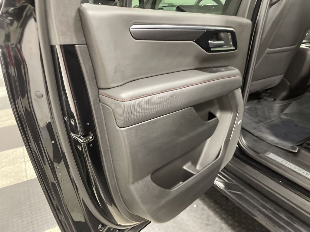 2025 Chevrolet Suburban 4WD RST