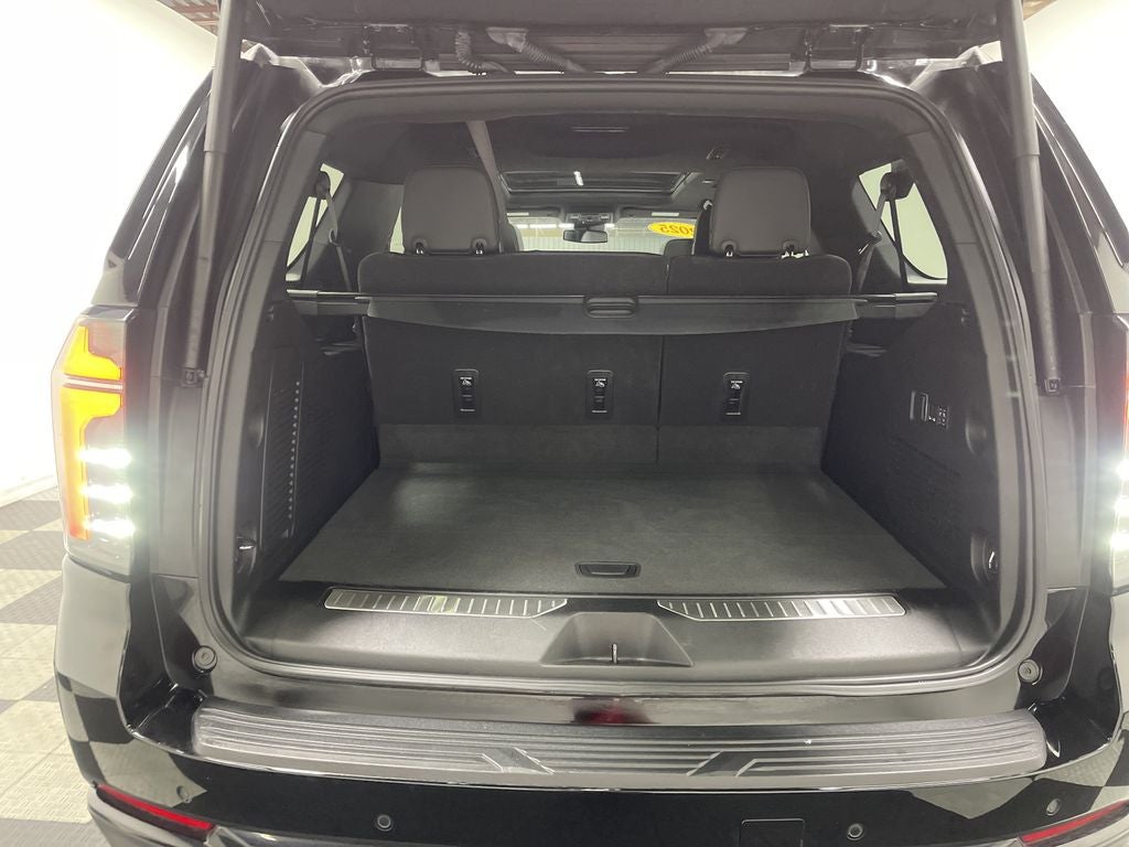 2025 Chevrolet Suburban 4WD RST
