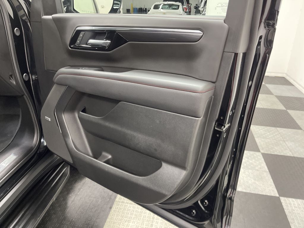 2025 Chevrolet Suburban 4WD RST