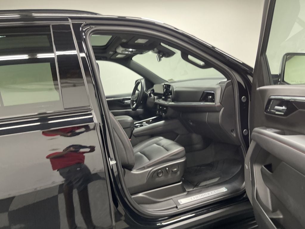 2025 Chevrolet Suburban 4WD RST