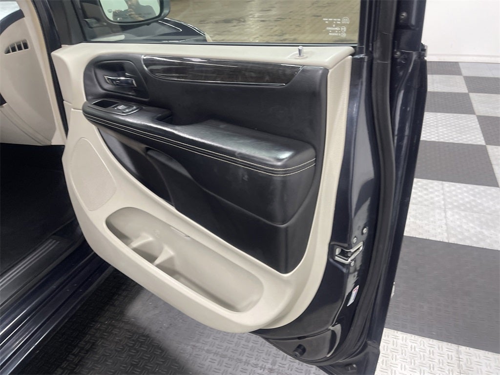 2013 Chrysler Town & Country Touring