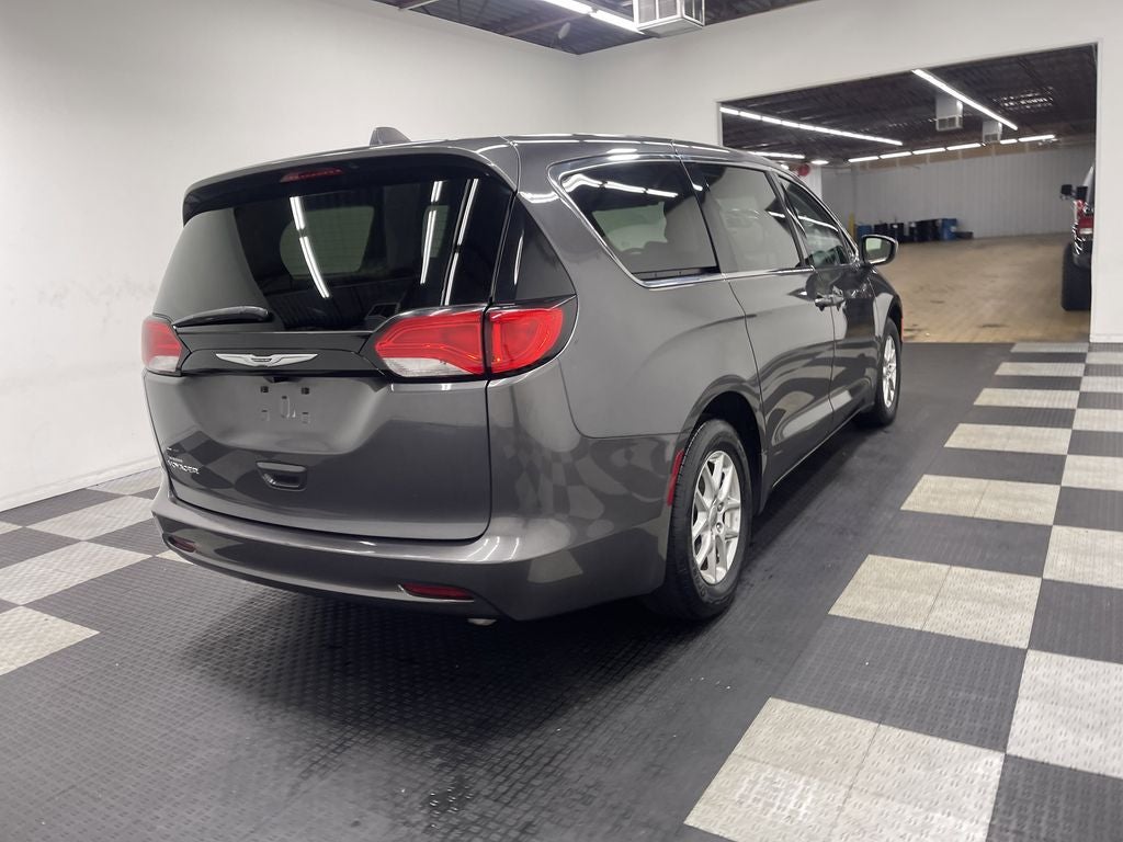 2023 Chrysler Voyager LX