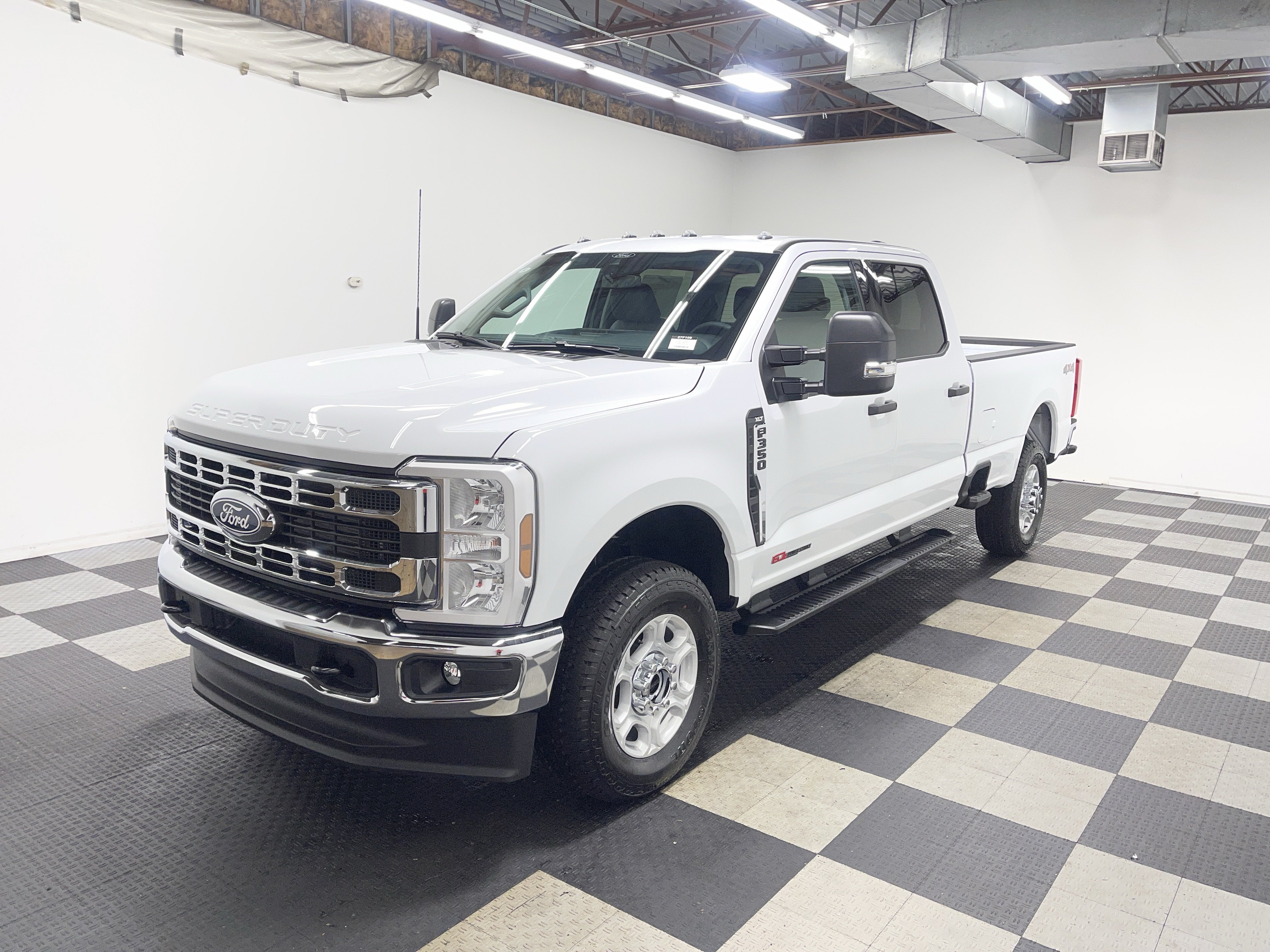 2027 Ford Super Duty F-350 SRW XLT