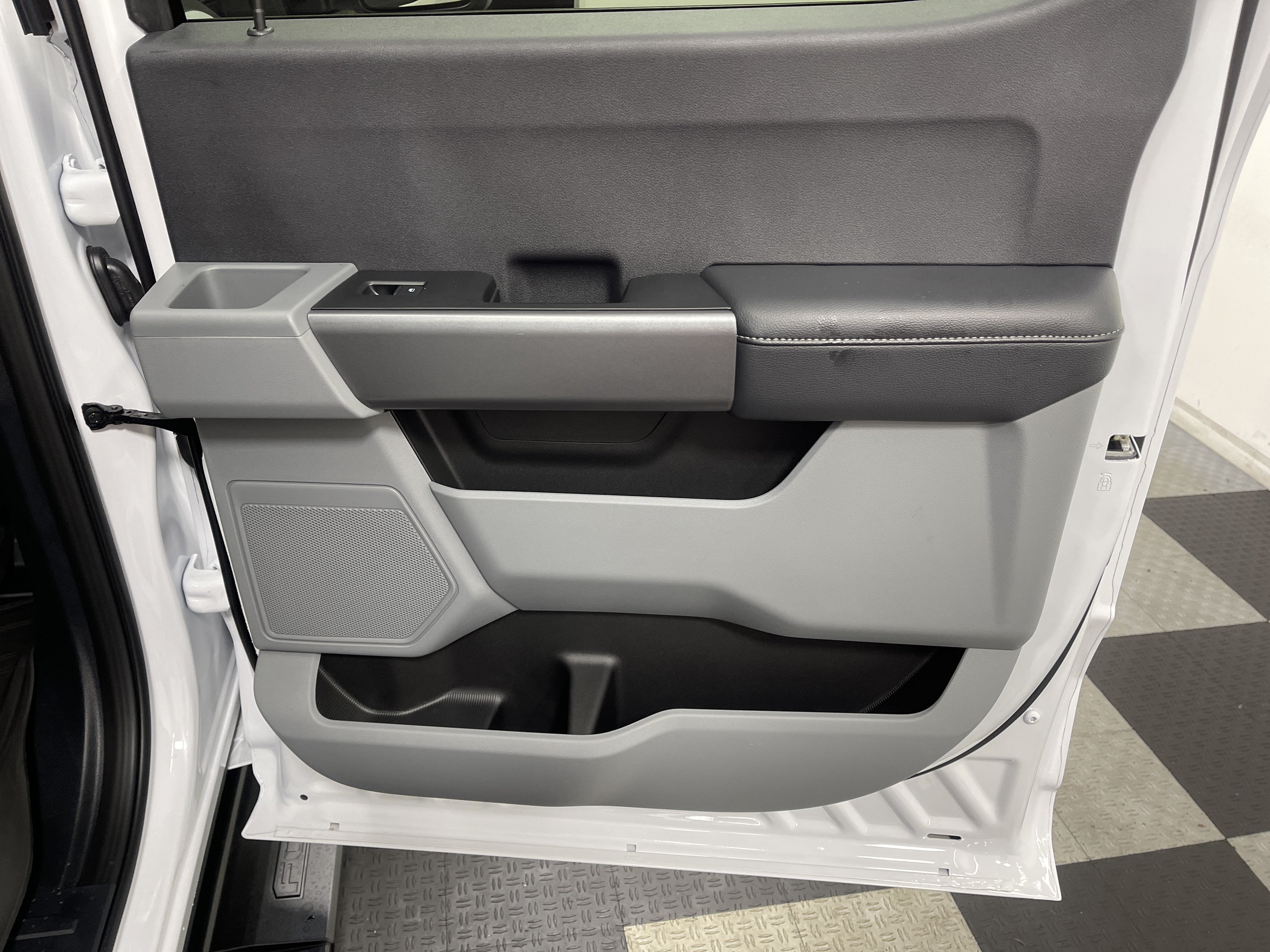 2027 Ford Super Duty F-350 SRW XLT