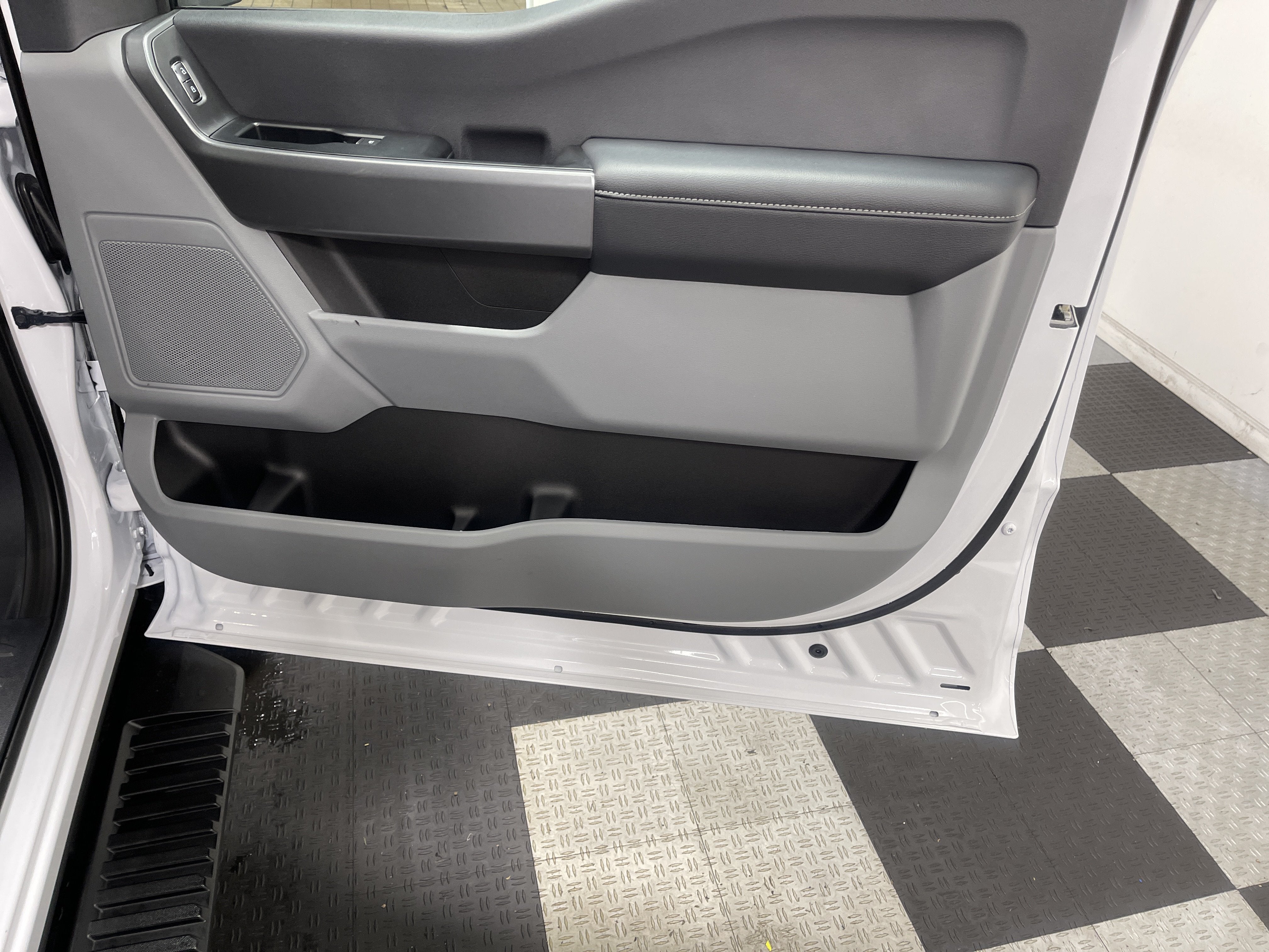 2027 Ford Super Duty F-350 SRW XLT