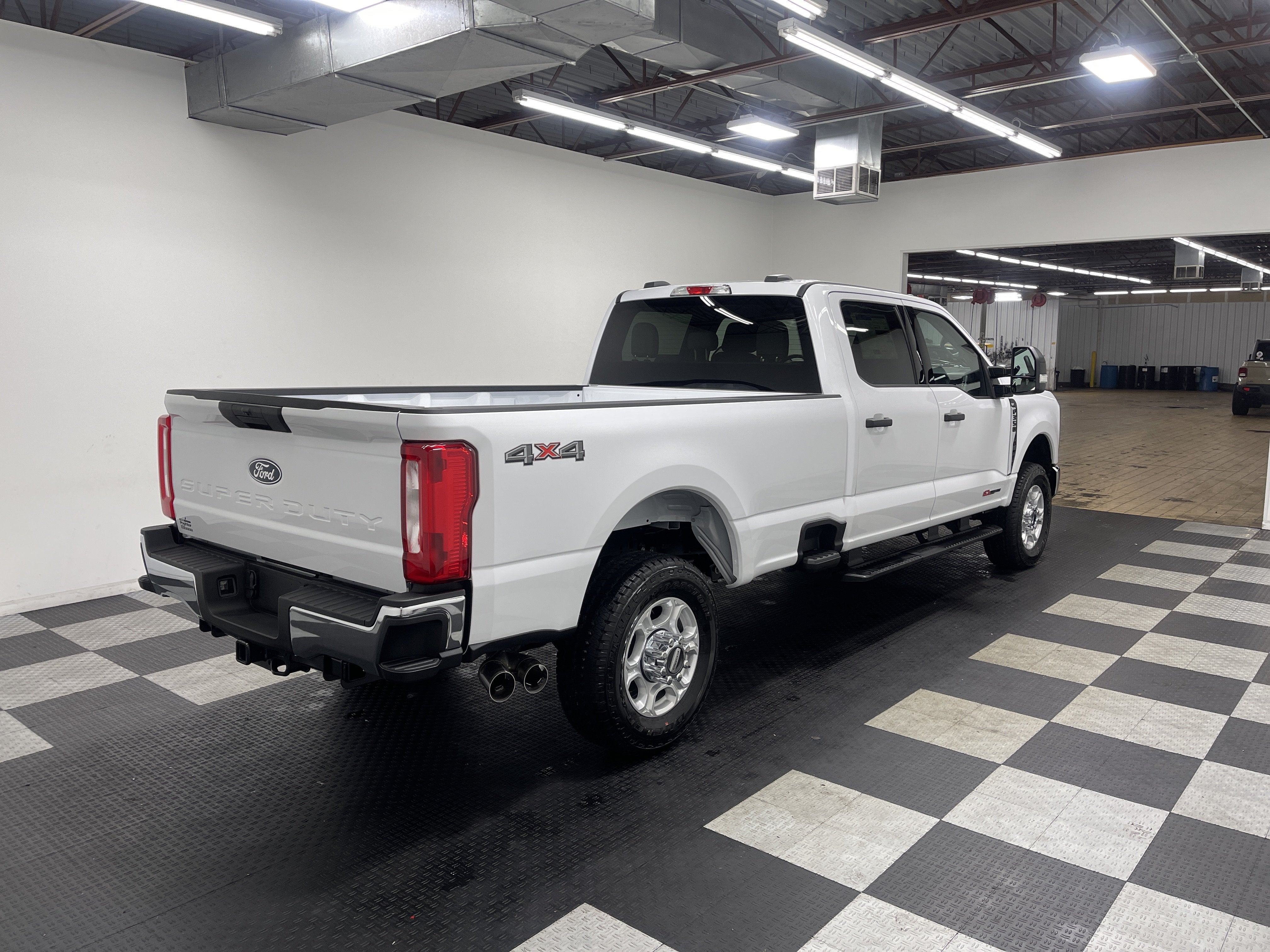 2027 Ford Super Duty F-350 SRW XLT