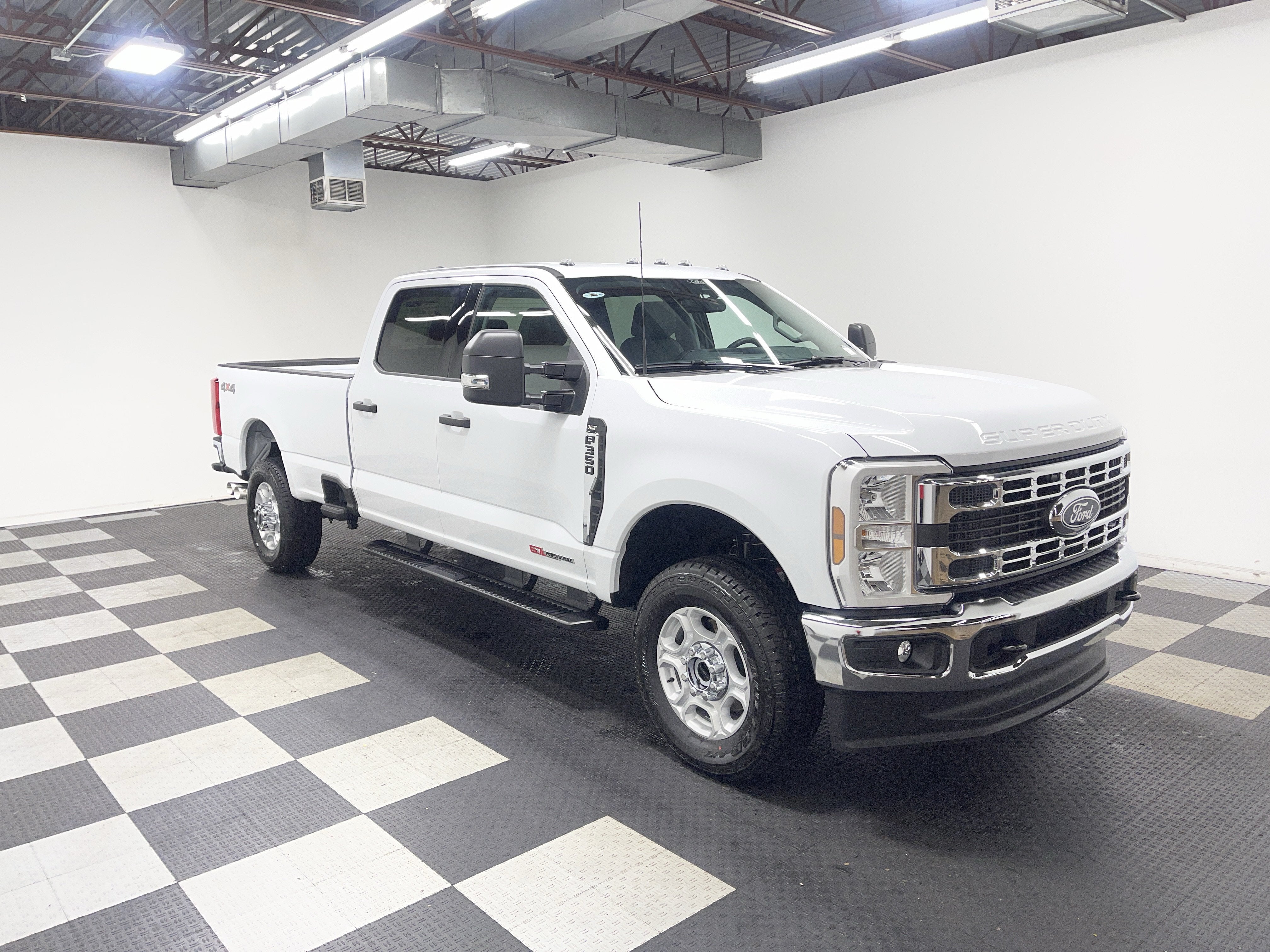 2027 Ford Super Duty F-350 SRW XLT