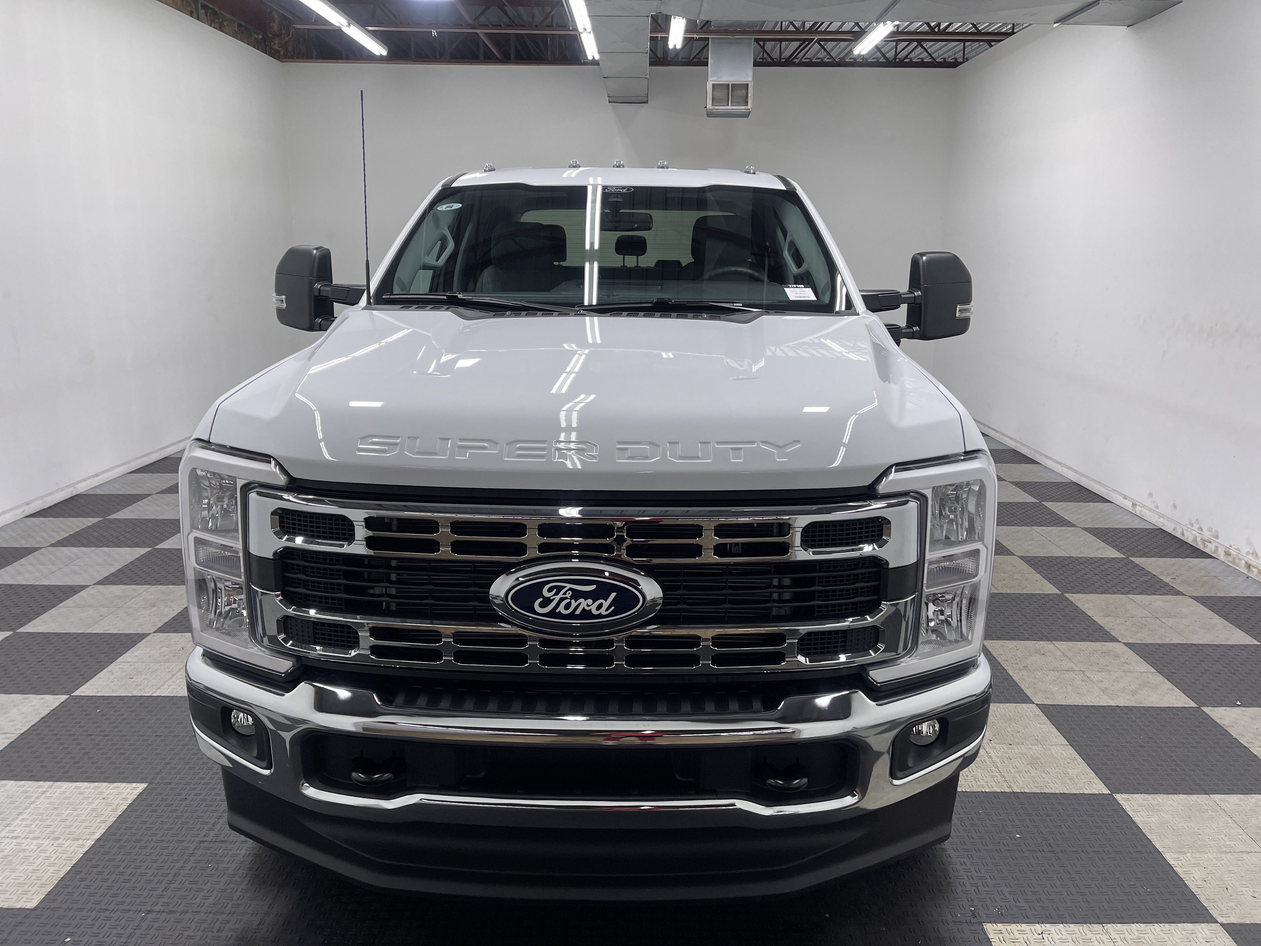 2027 Ford Super Duty F-350 SRW XLT