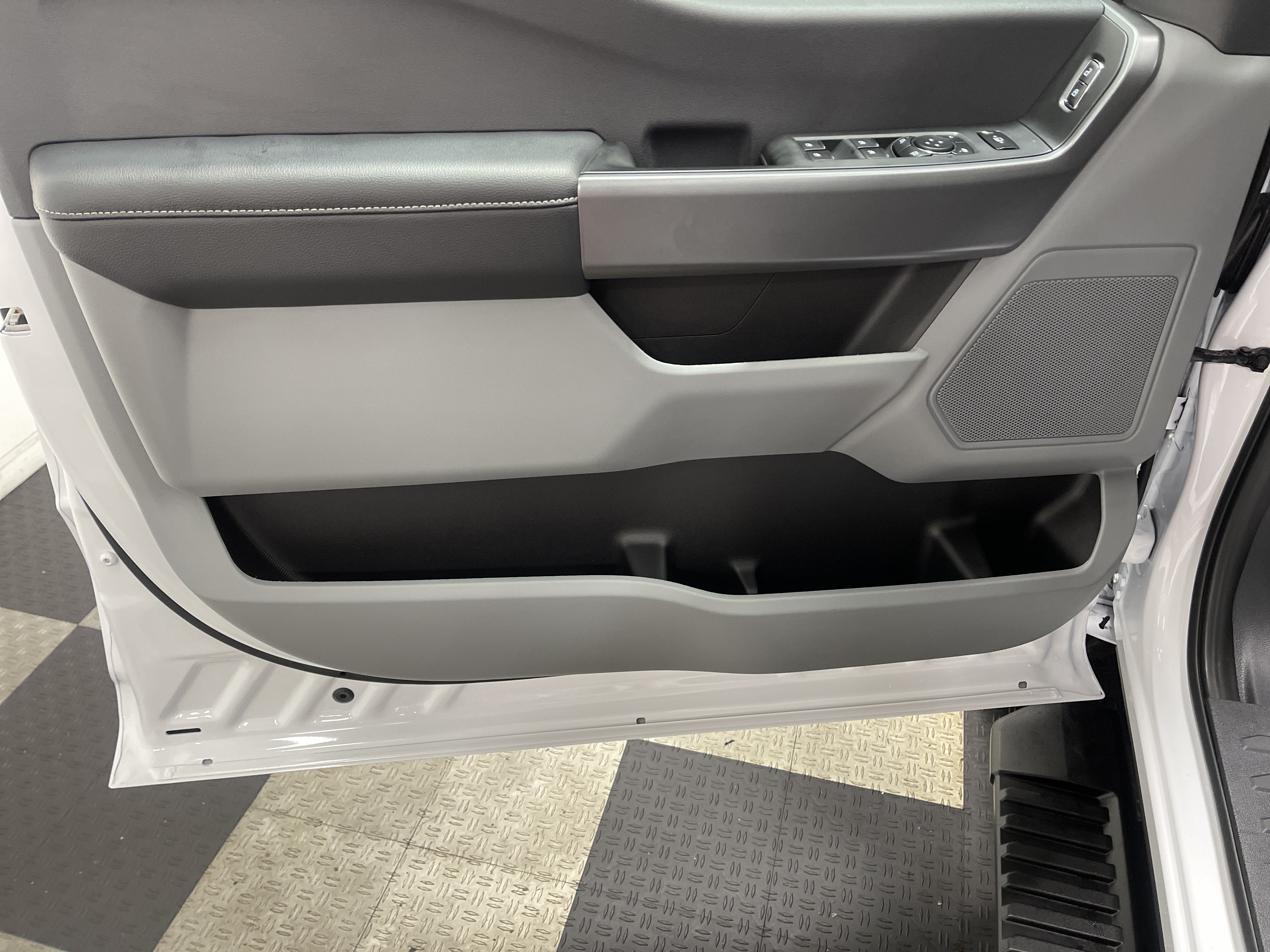 2027 Ford Super Duty F-350 SRW XLT
