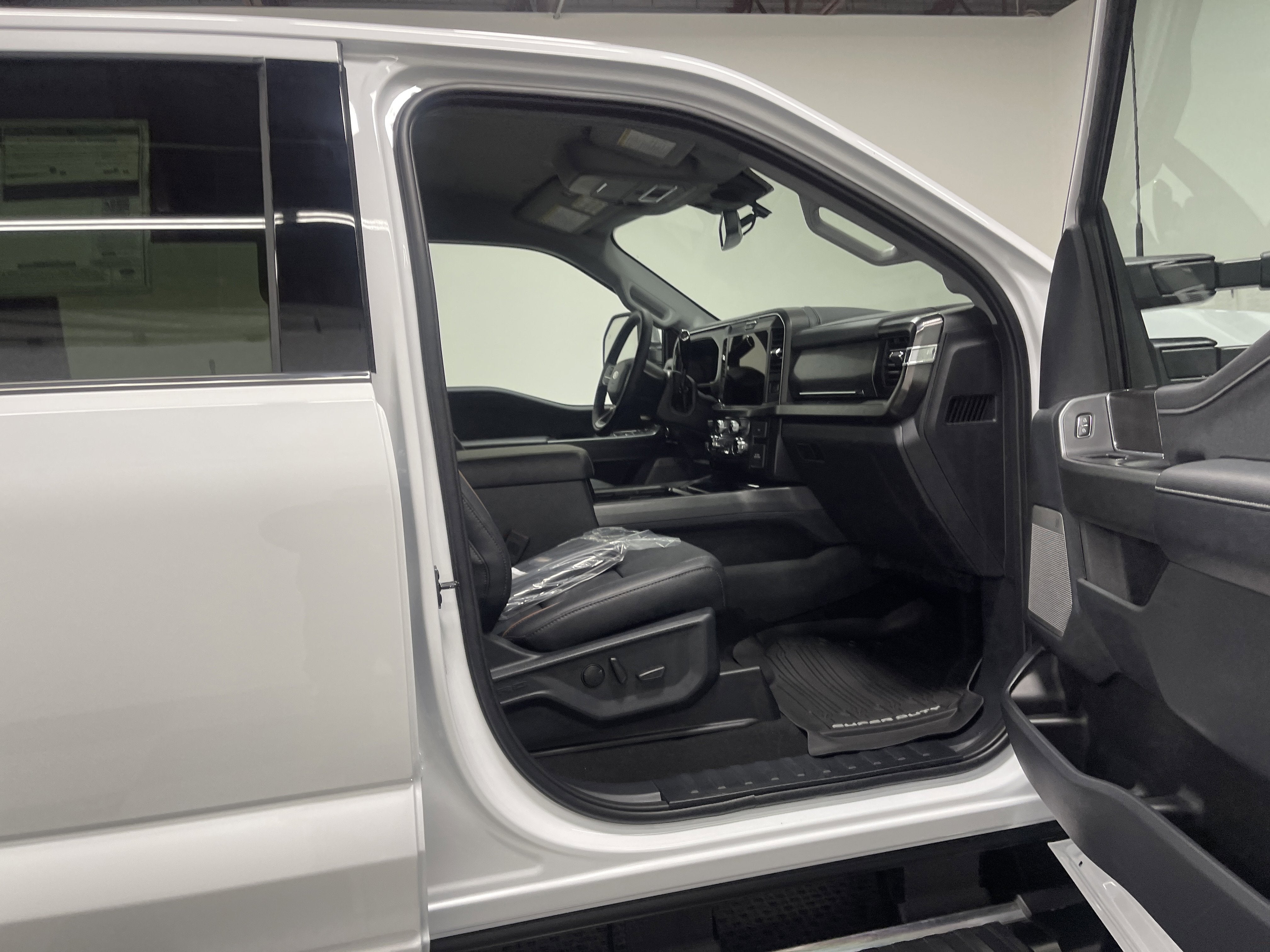 2026 Ford Super Duty F-350 DRW LARIAT