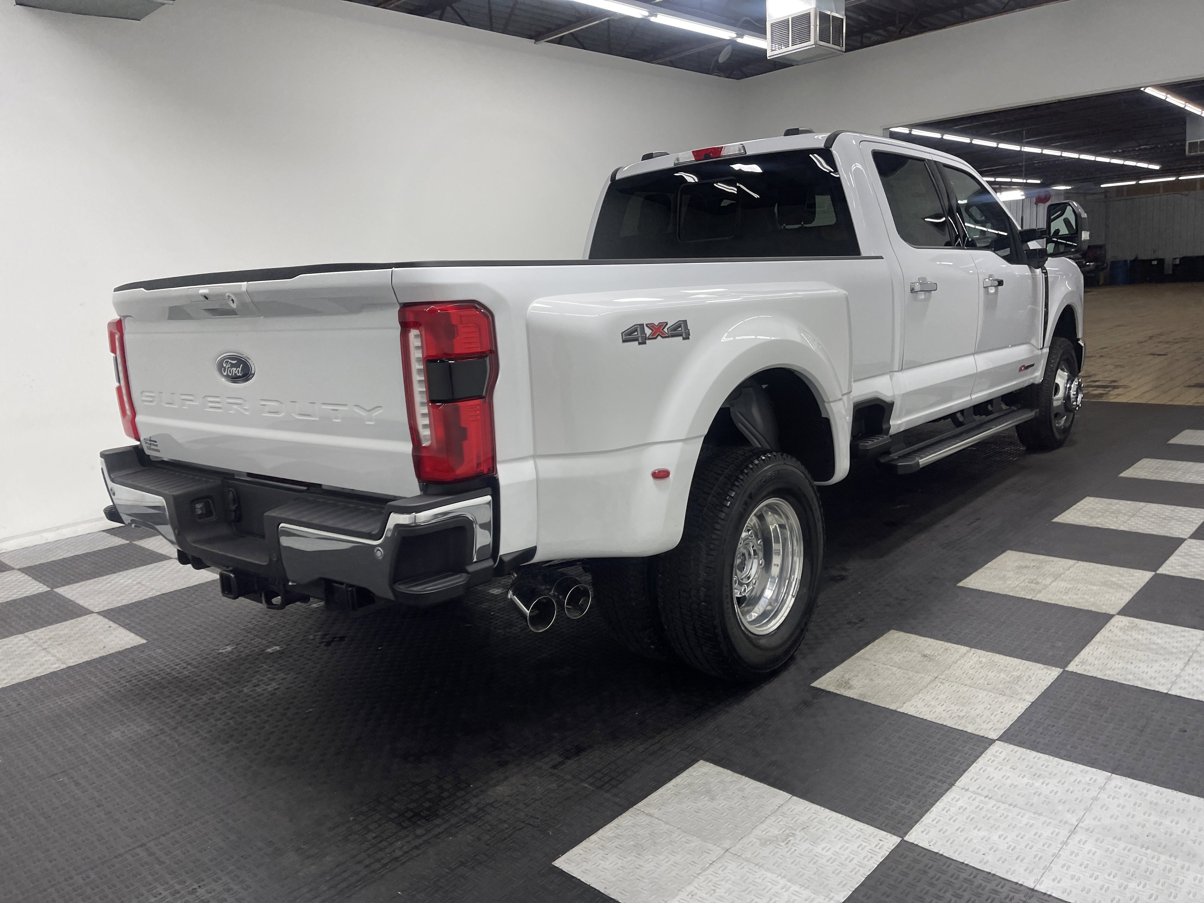 2026 Ford Super Duty F-350 DRW LARIAT