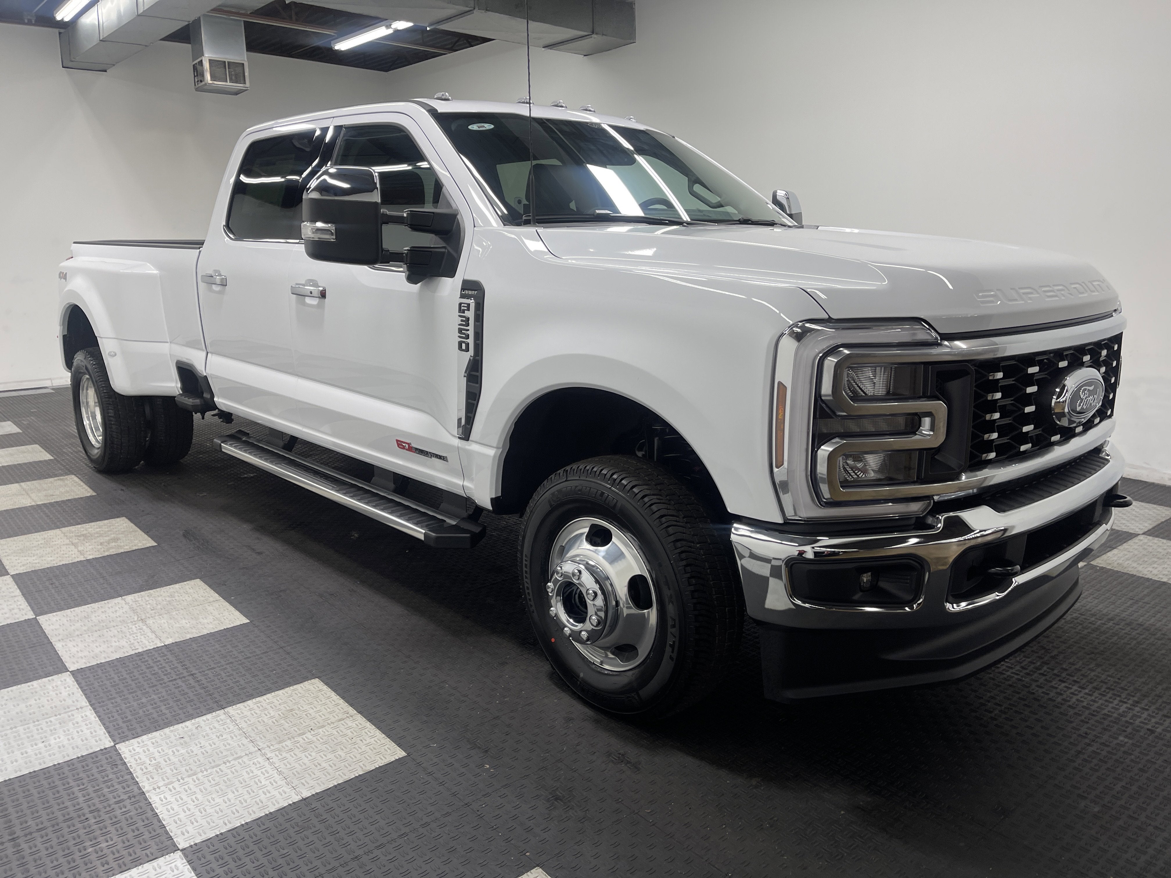 2026 Ford Super Duty F-350 DRW LARIAT