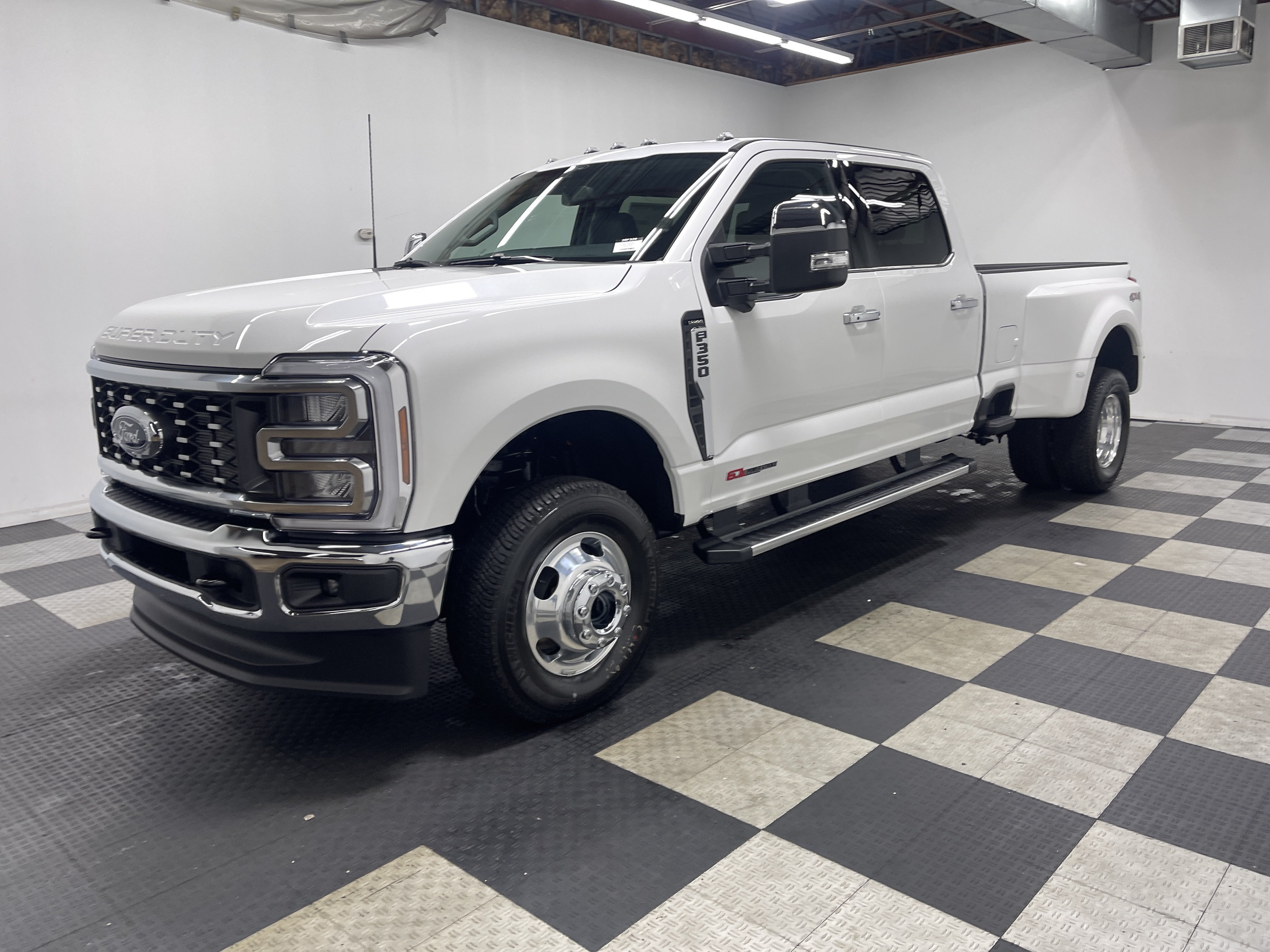 2026 Ford Super Duty F-350 DRW LARIAT