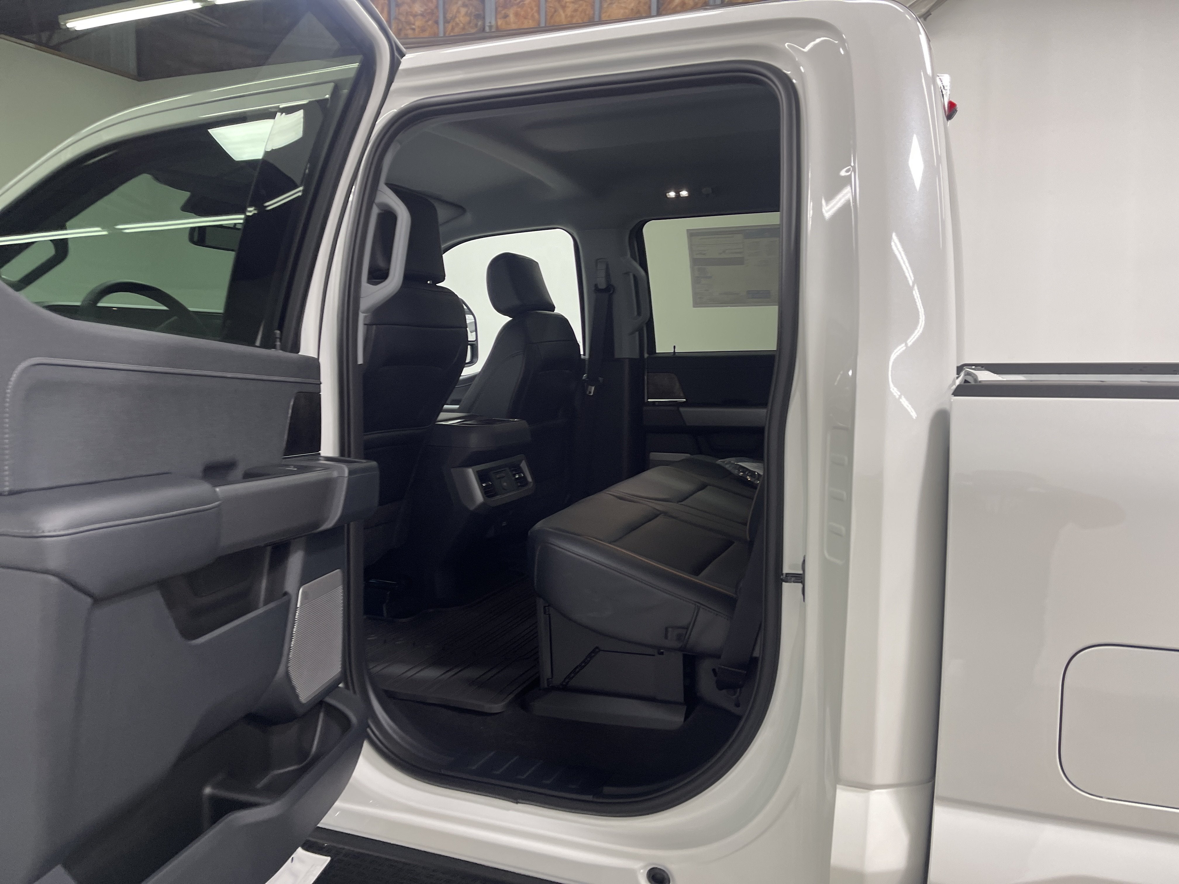 2026 Ford Super Duty F-350 DRW LARIAT