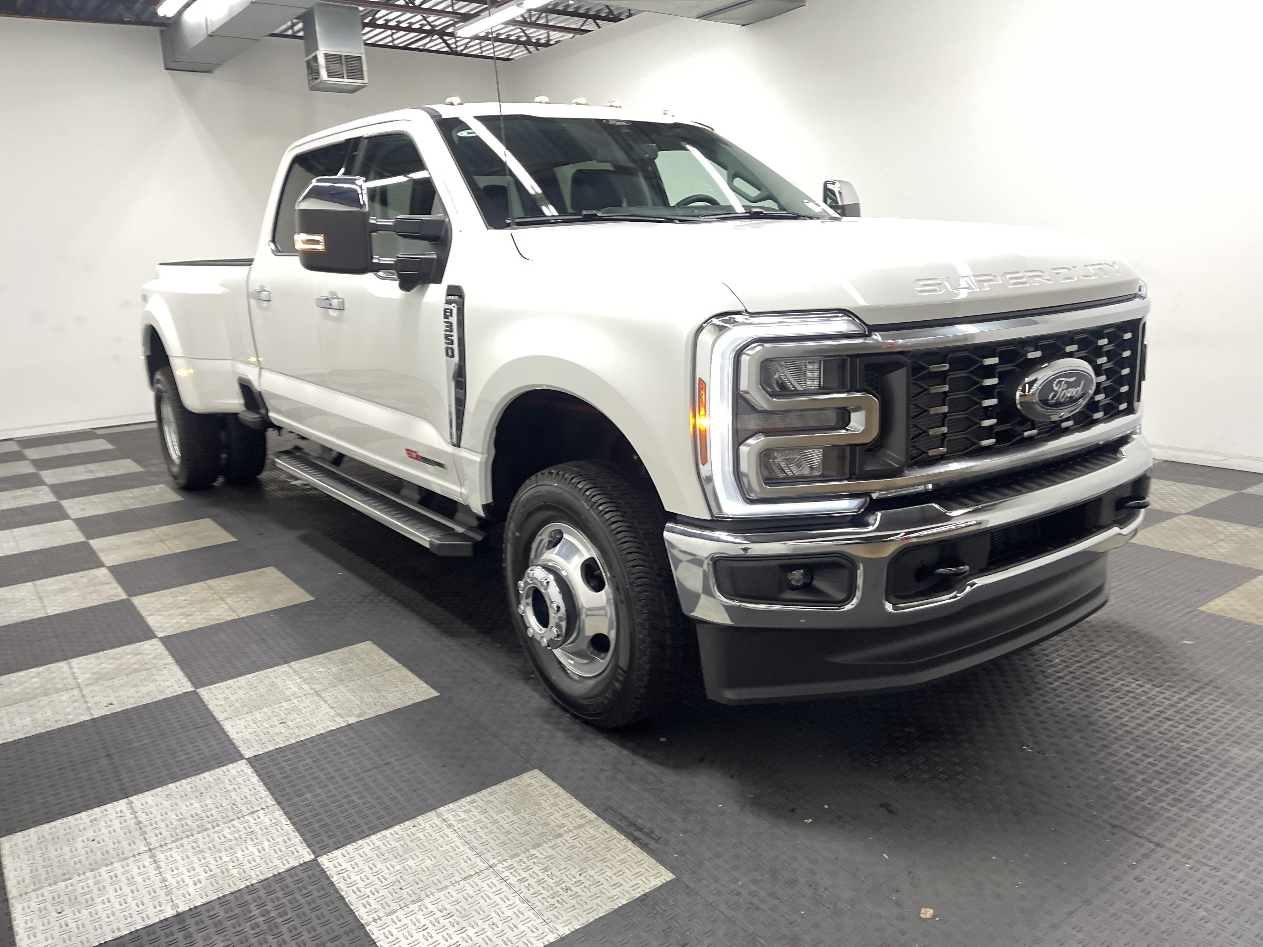 2026 Ford Super Duty F-350 DRW LARIAT