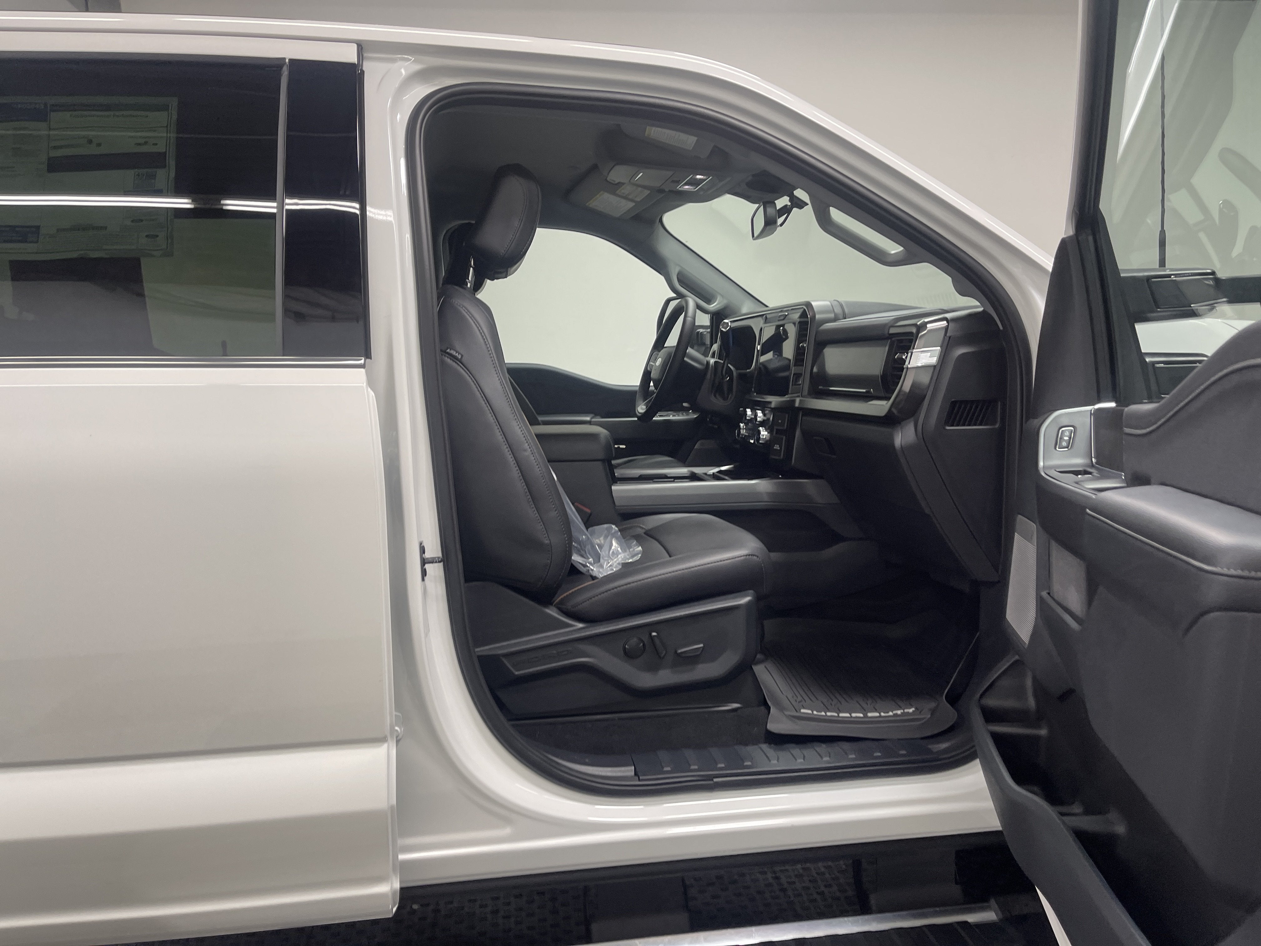 2026 Ford Super Duty F-350 DRW LARIAT