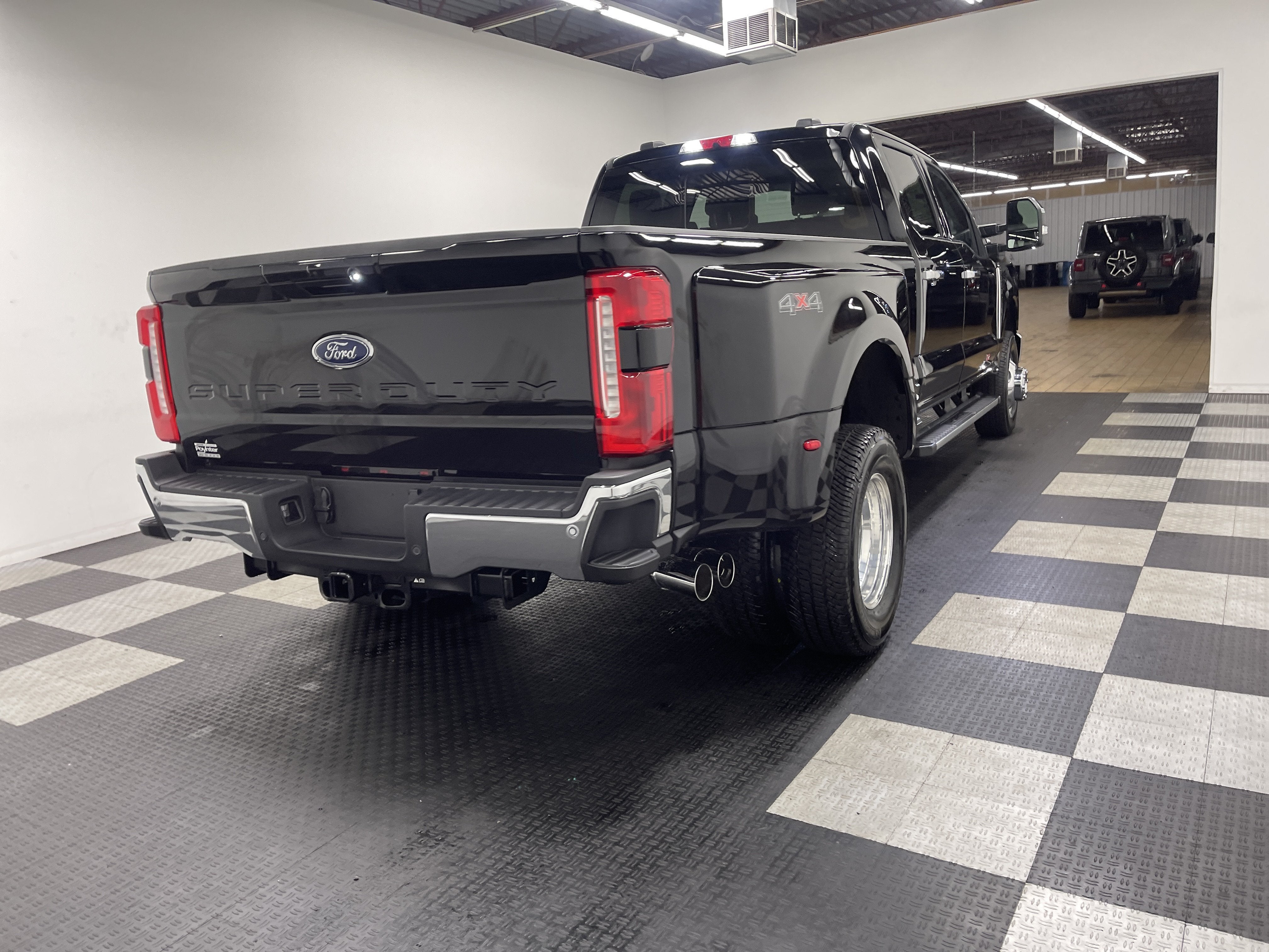 2026 Ford Super Duty F-350 DRW LARIAT