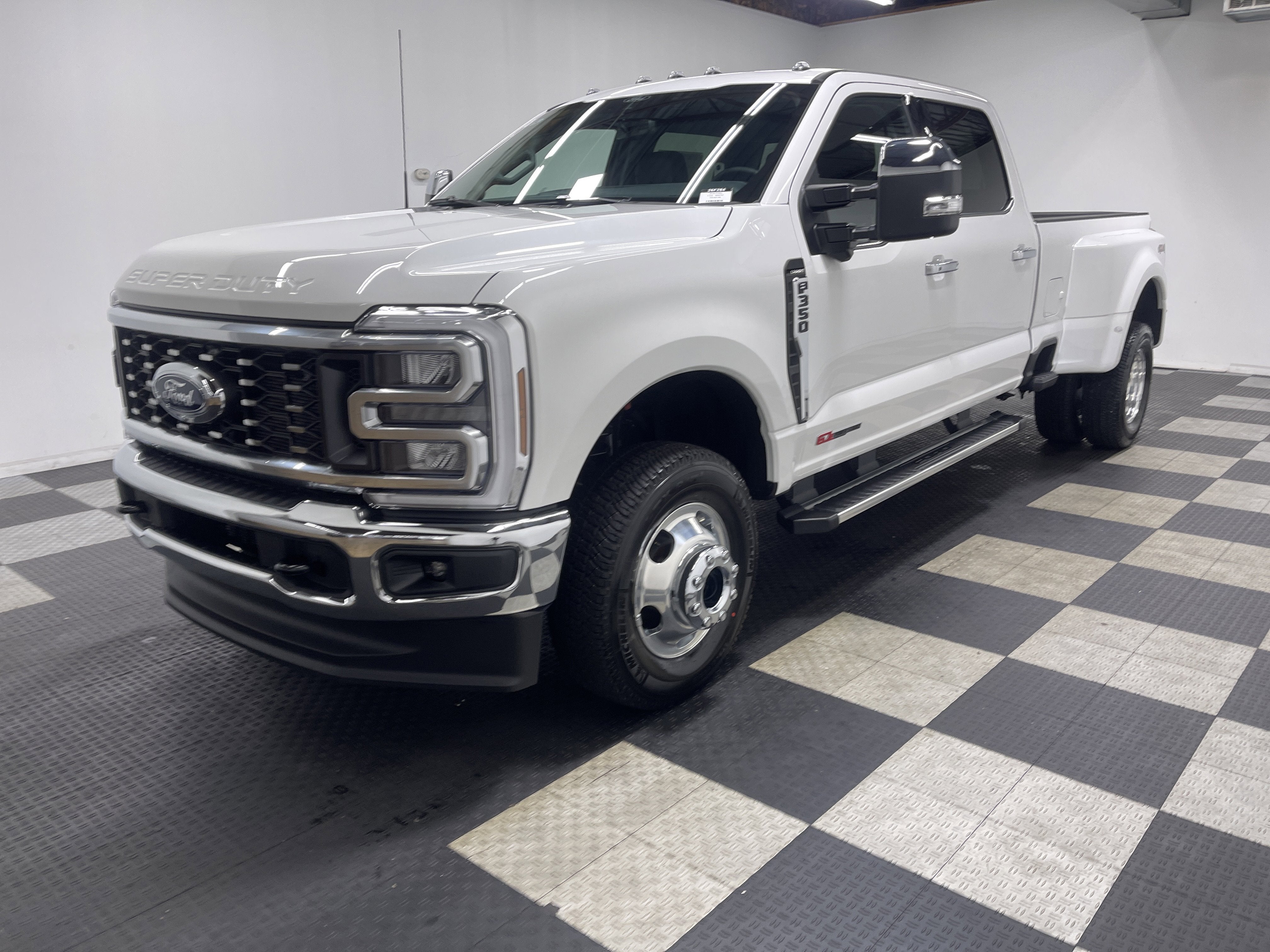 2026 Ford Super Duty F-350 DRW LARIAT