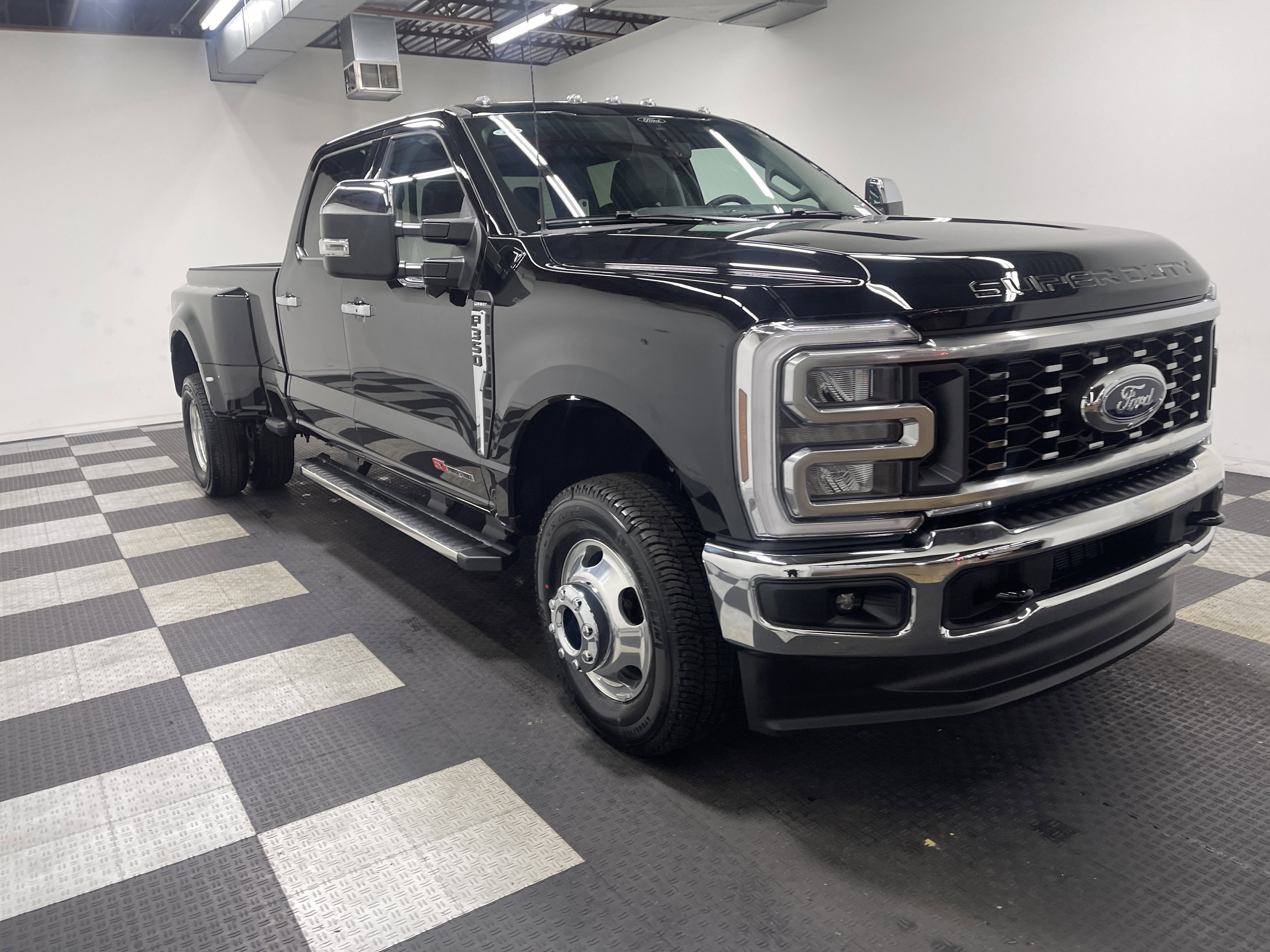 2026 Ford Super Duty F-350 DRW LARIAT