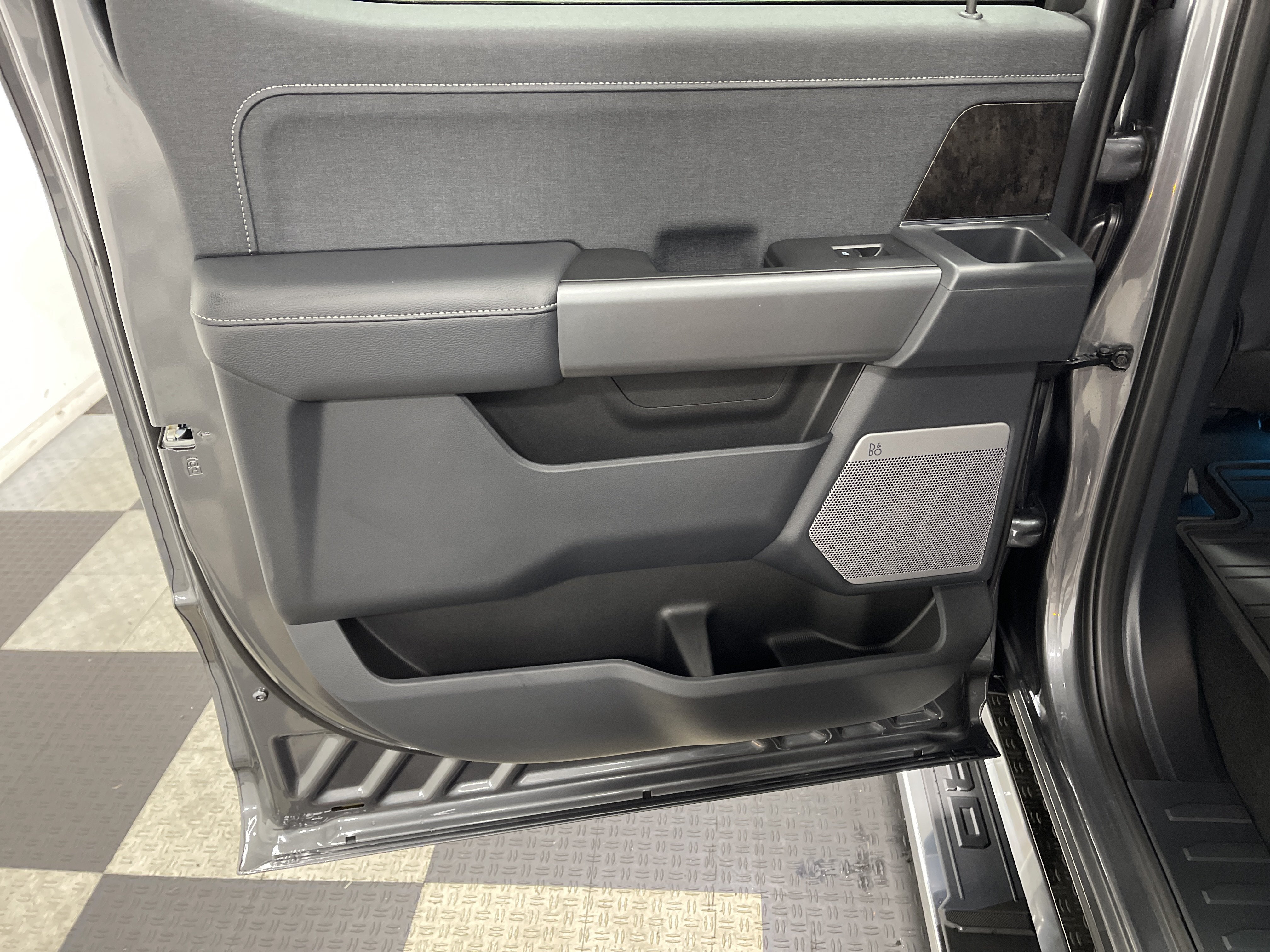 2027 Ford Super Duty F-350 DRW LARIAT