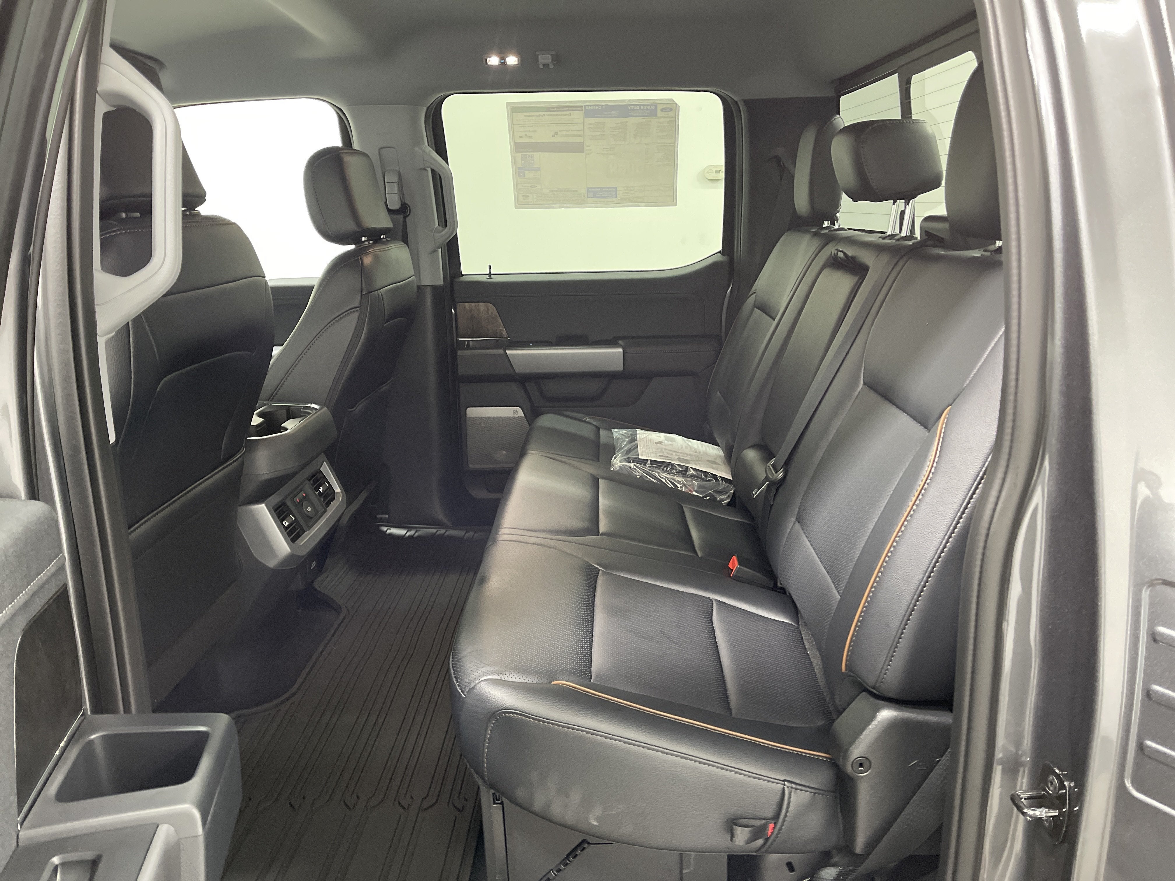 2027 Ford Super Duty F-350 DRW LARIAT