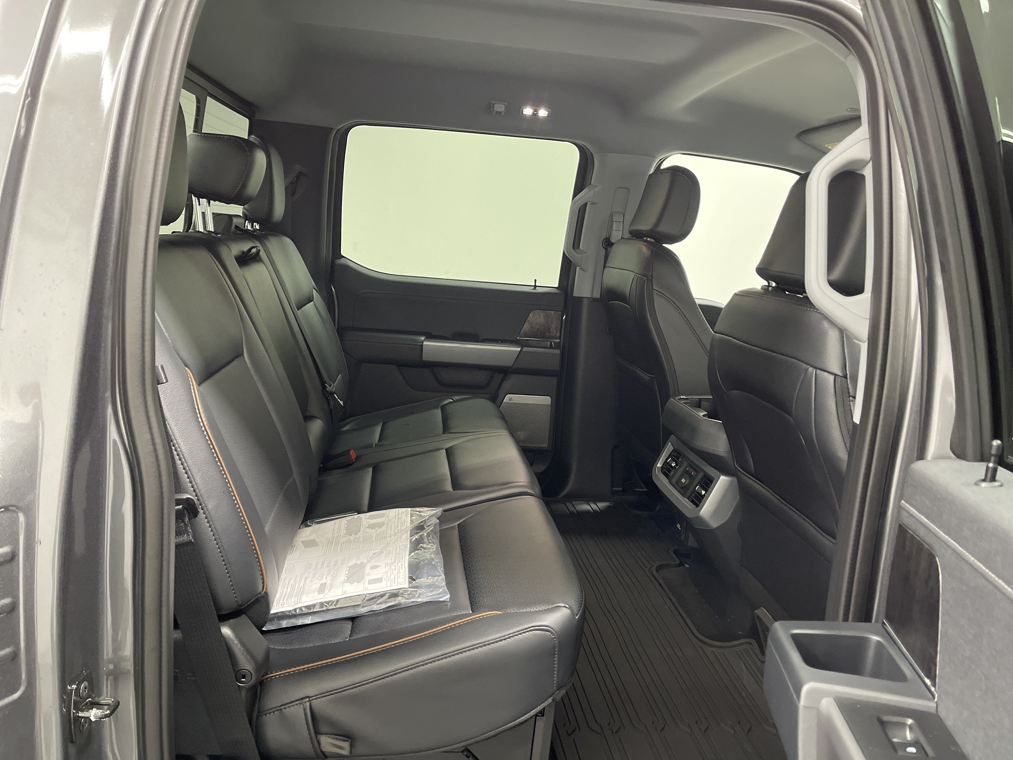 2027 Ford Super Duty F-350 DRW LARIAT