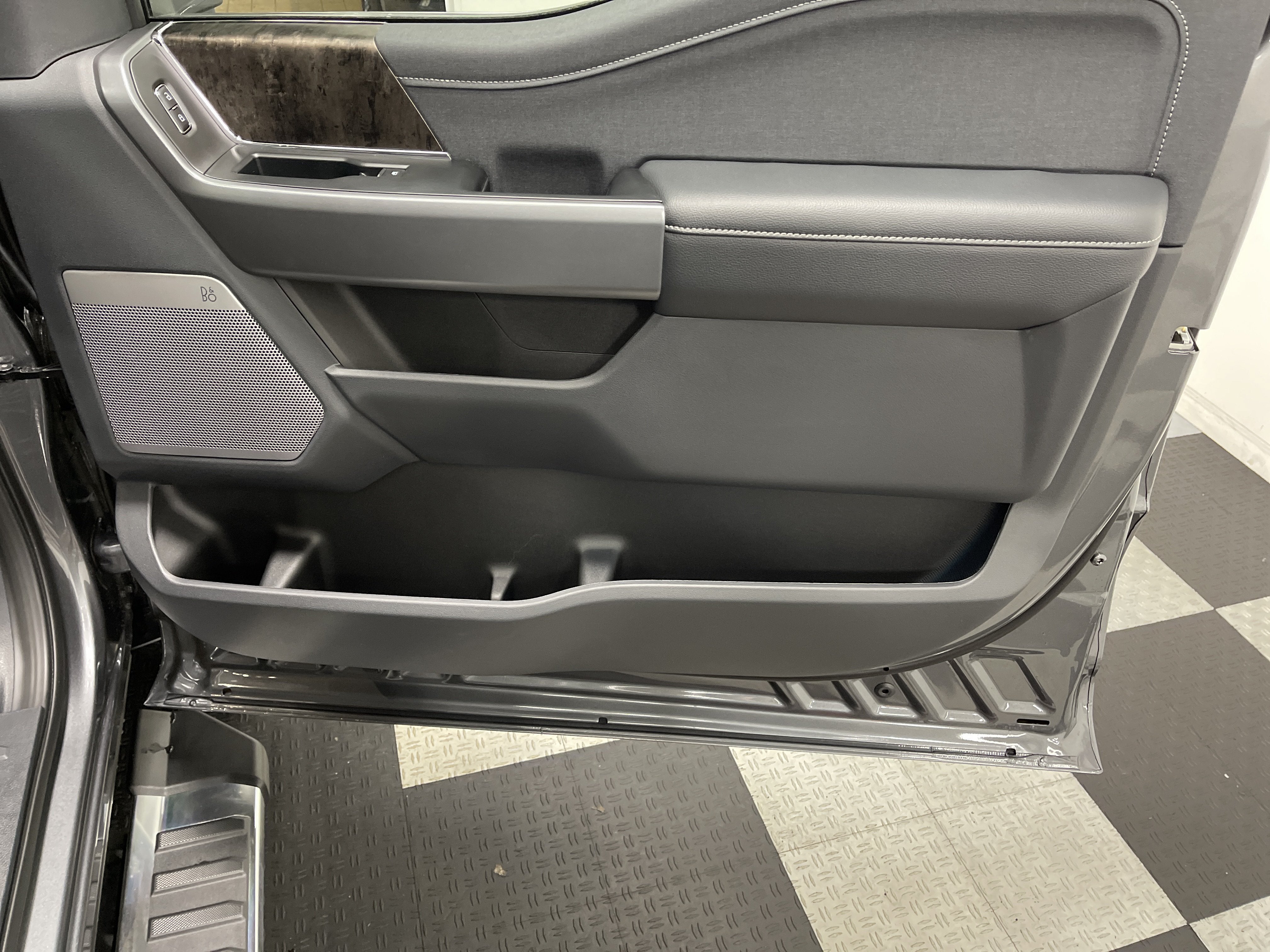 2027 Ford Super Duty F-350 DRW LARIAT