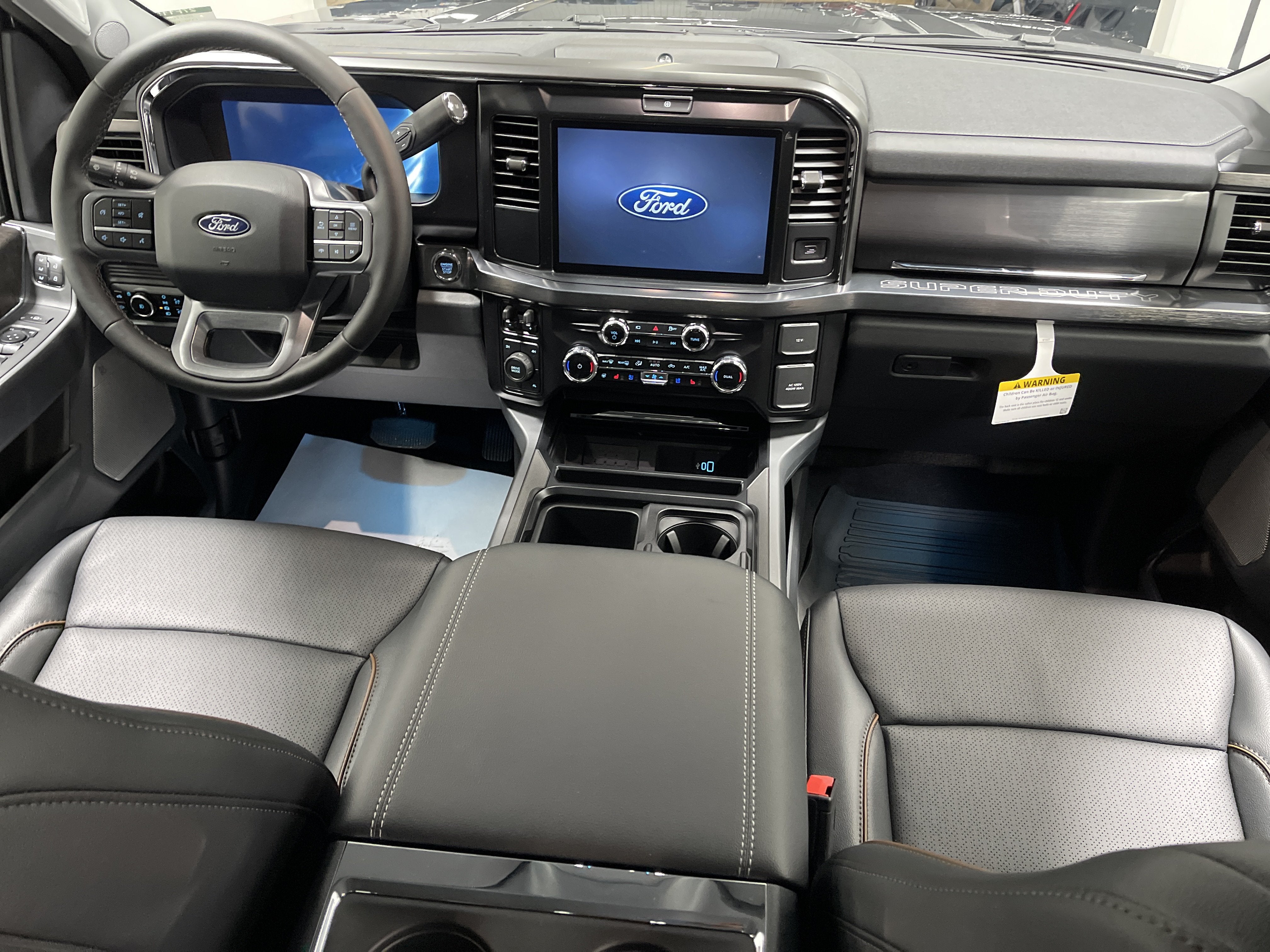 2027 Ford Super Duty F-350 DRW LARIAT