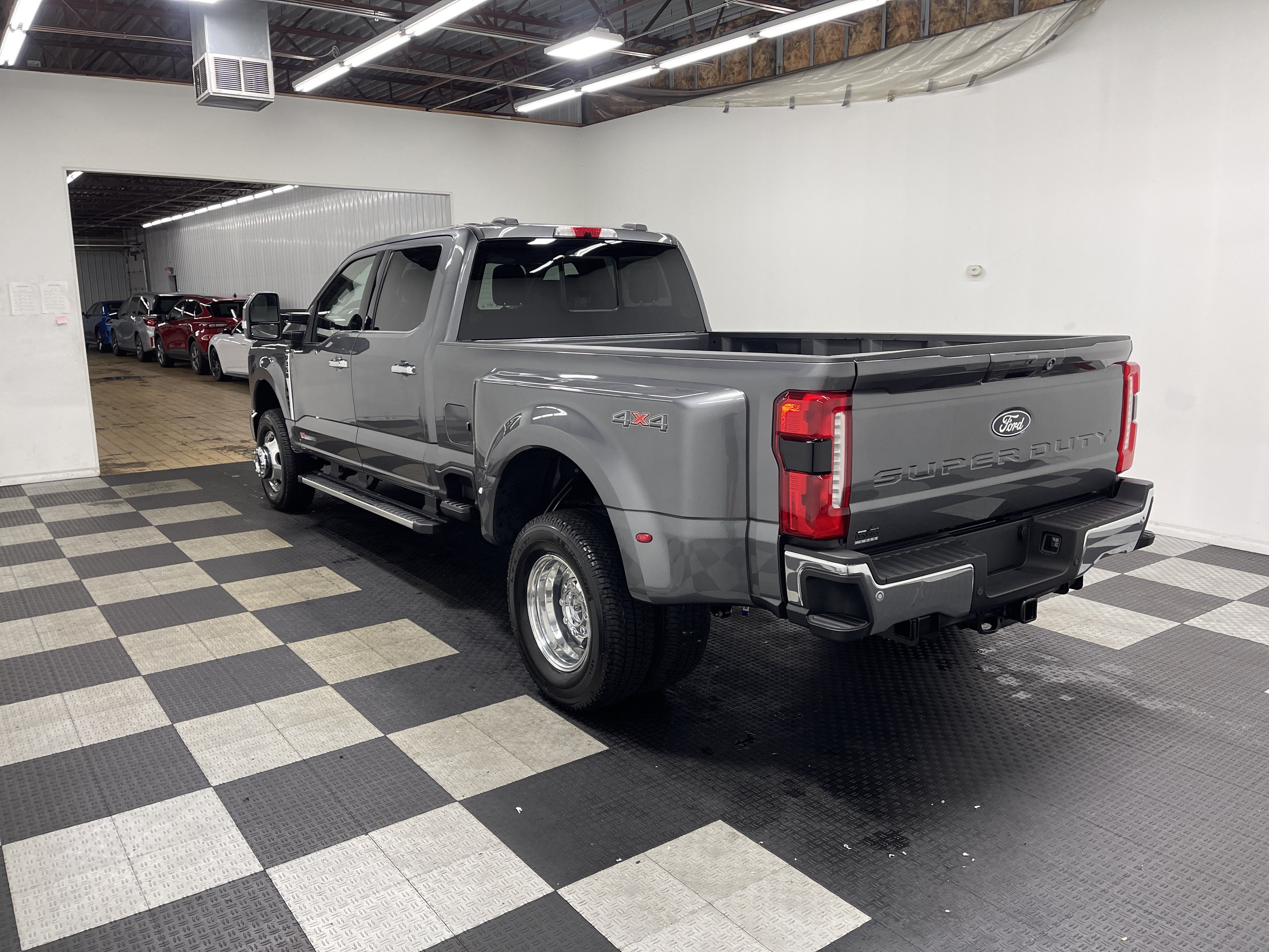 2027 Ford Super Duty F-350 DRW LARIAT