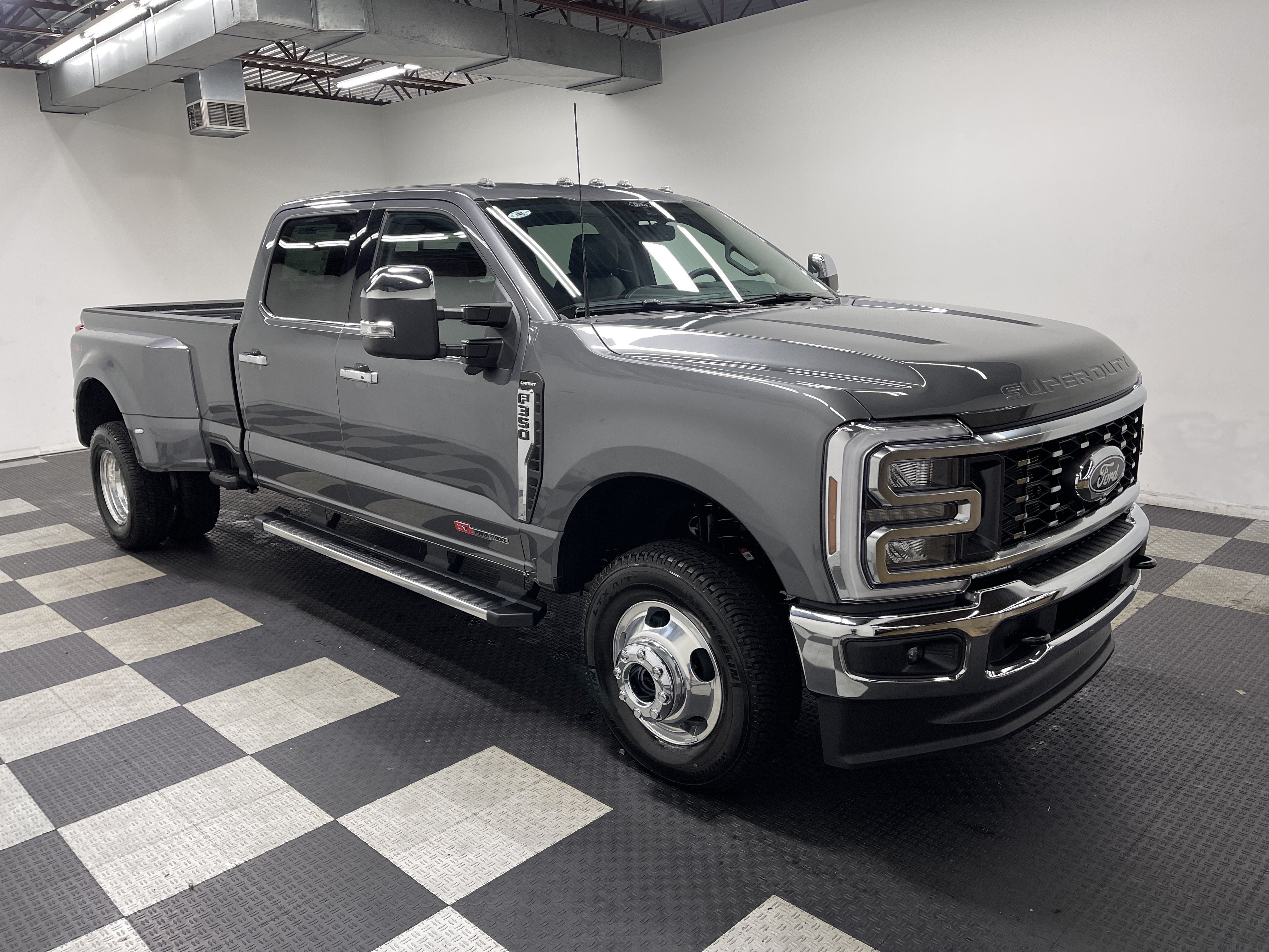 2027 Ford Super Duty F-350 DRW LARIAT