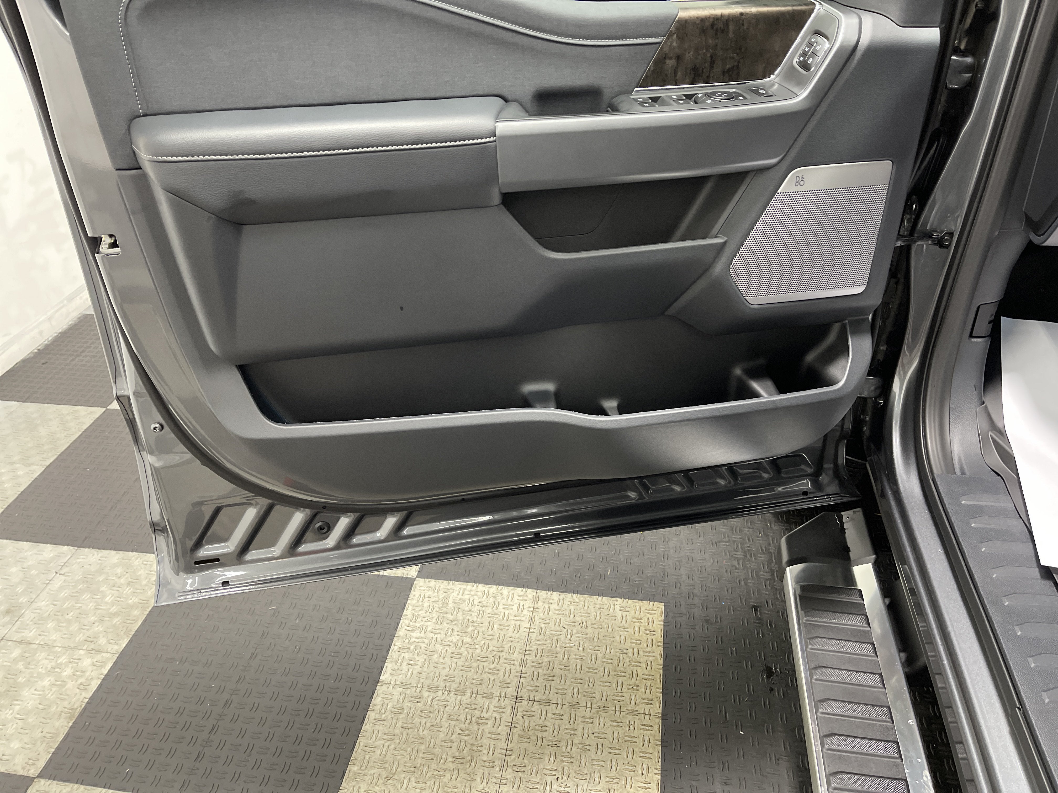 2027 Ford Super Duty F-350 DRW LARIAT