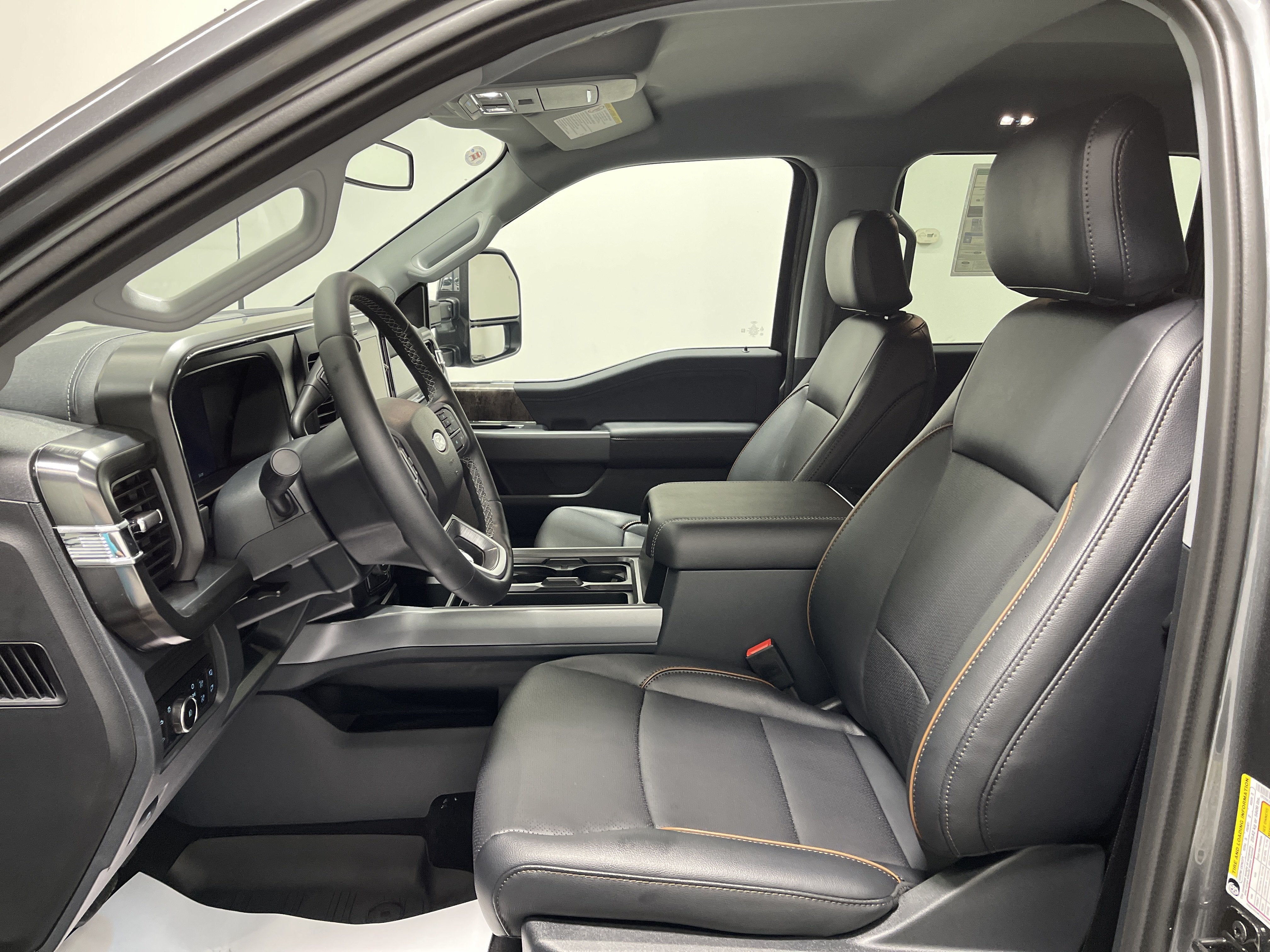 2027 Ford Super Duty F-350 DRW LARIAT