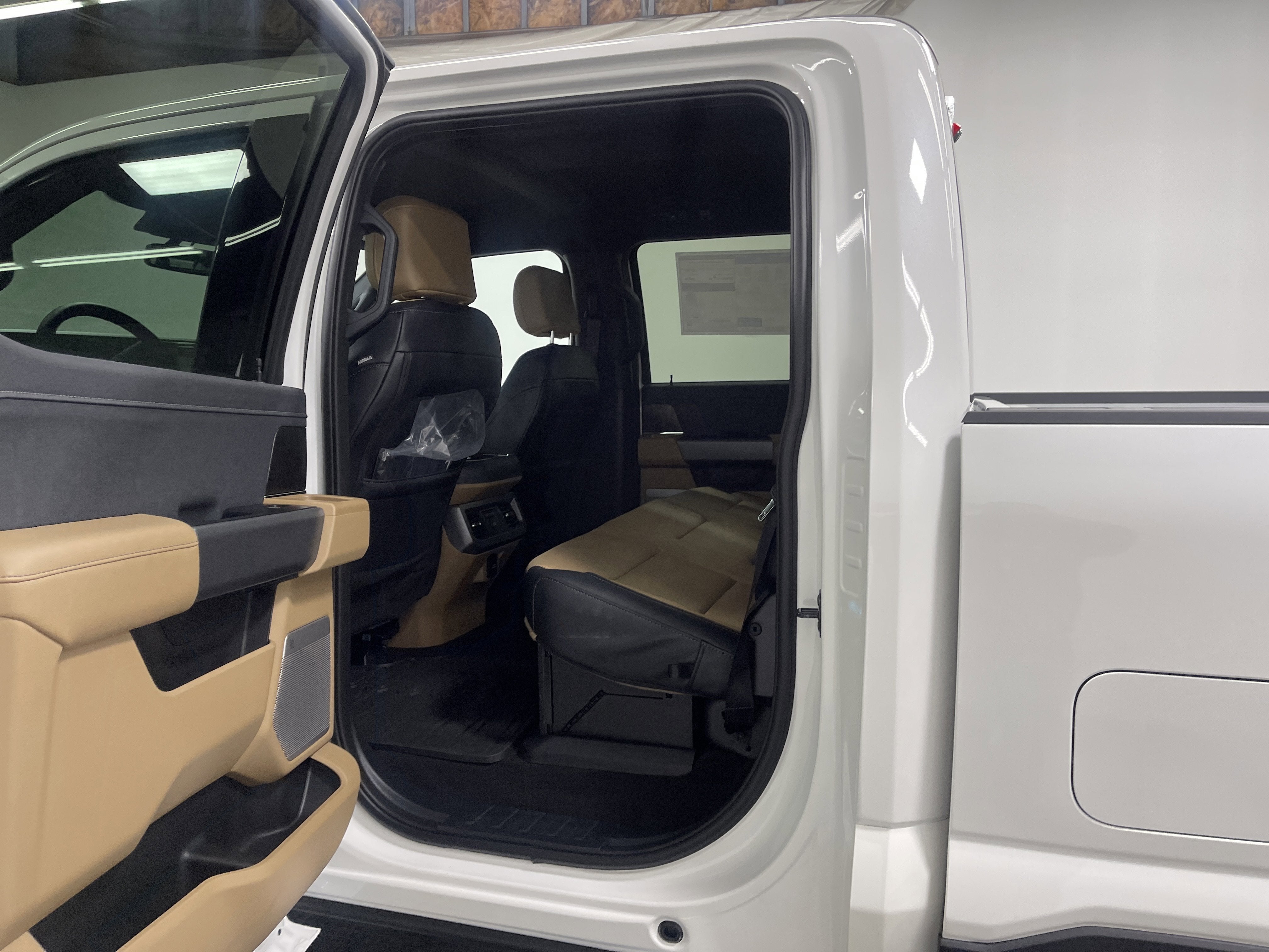 2026 Ford Super Duty F-350 DRW LARIAT