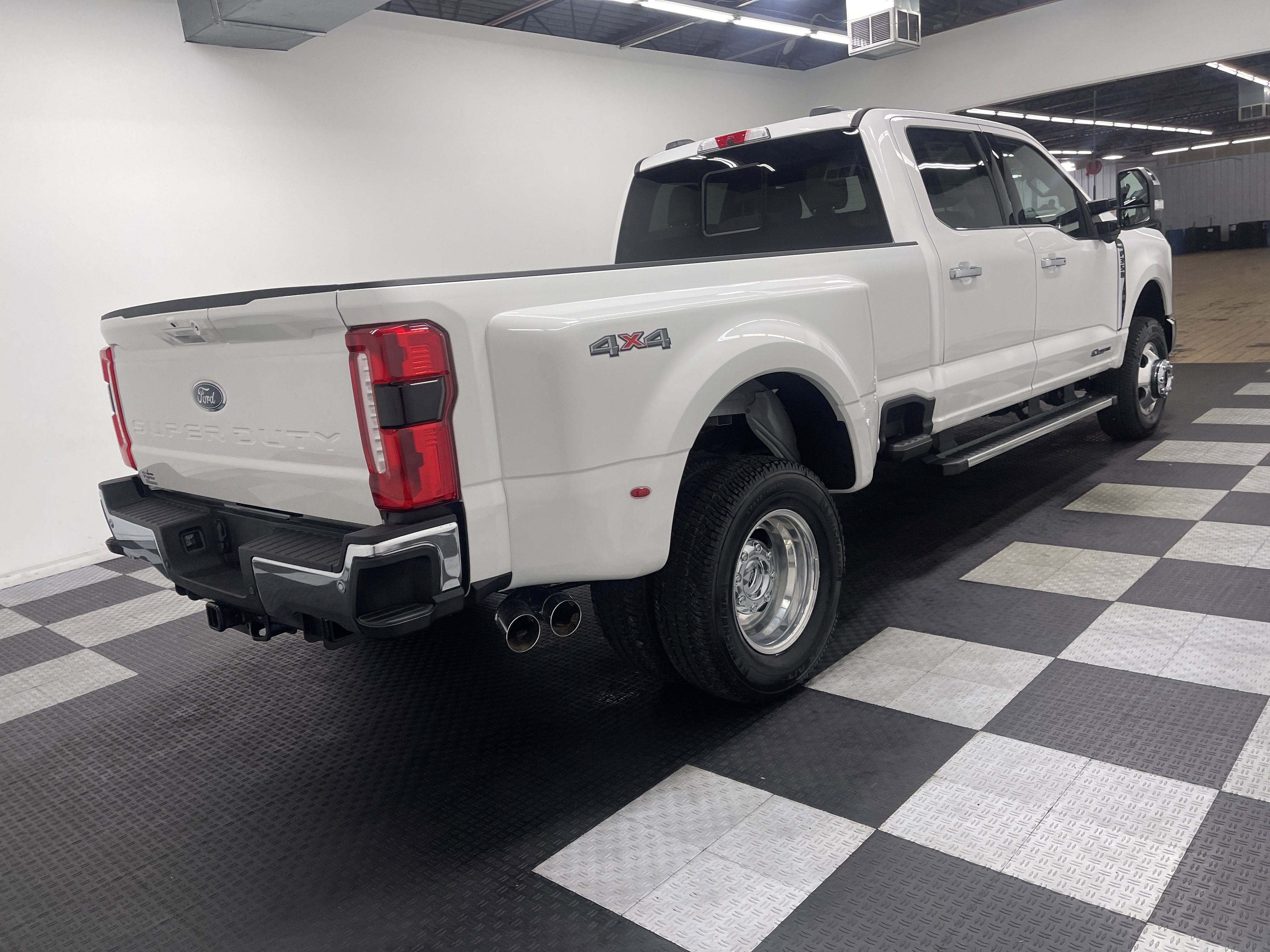 2026 Ford Super Duty F-350 DRW LARIAT