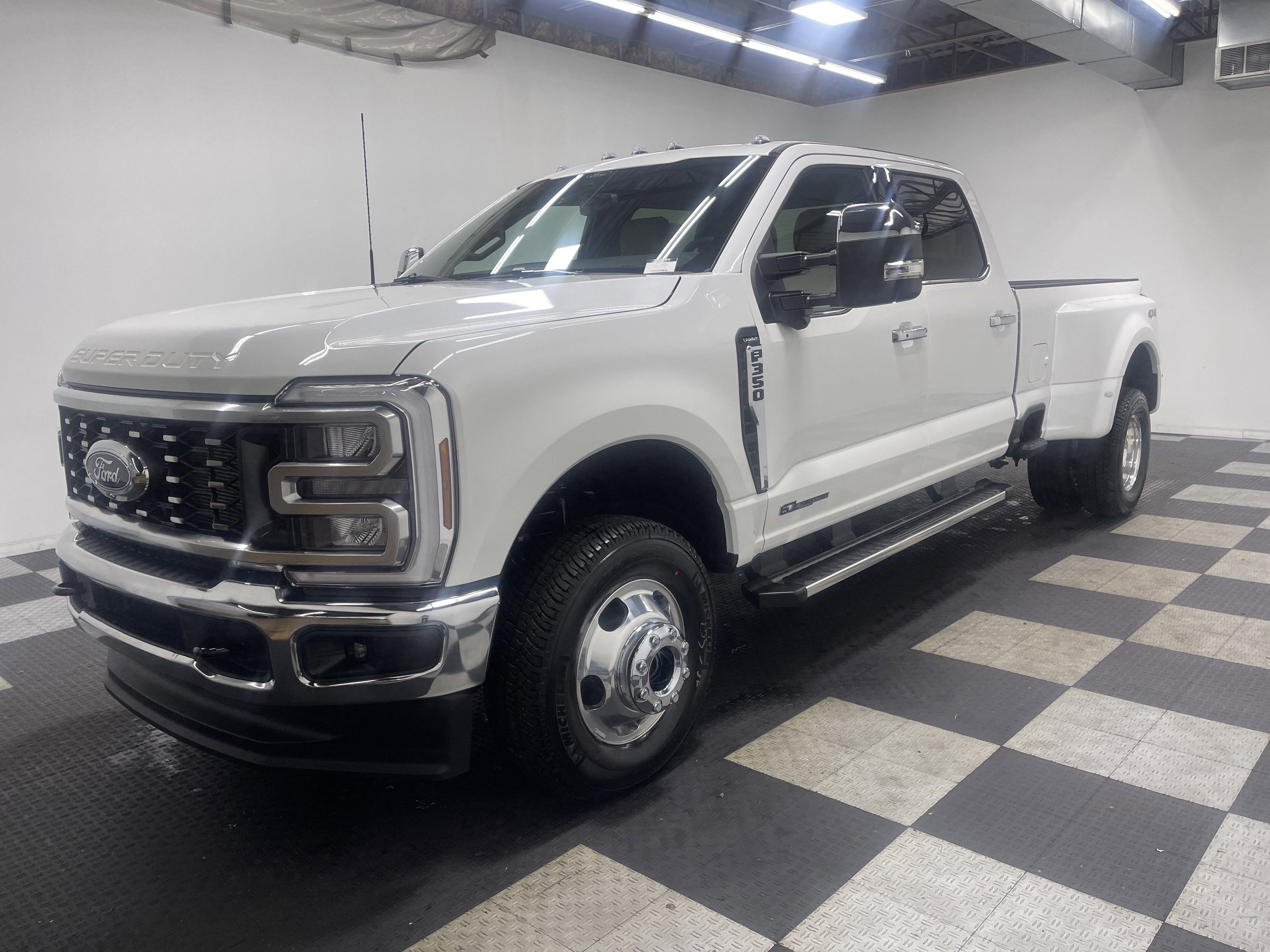 2026 Ford Super Duty F-350 DRW LARIAT