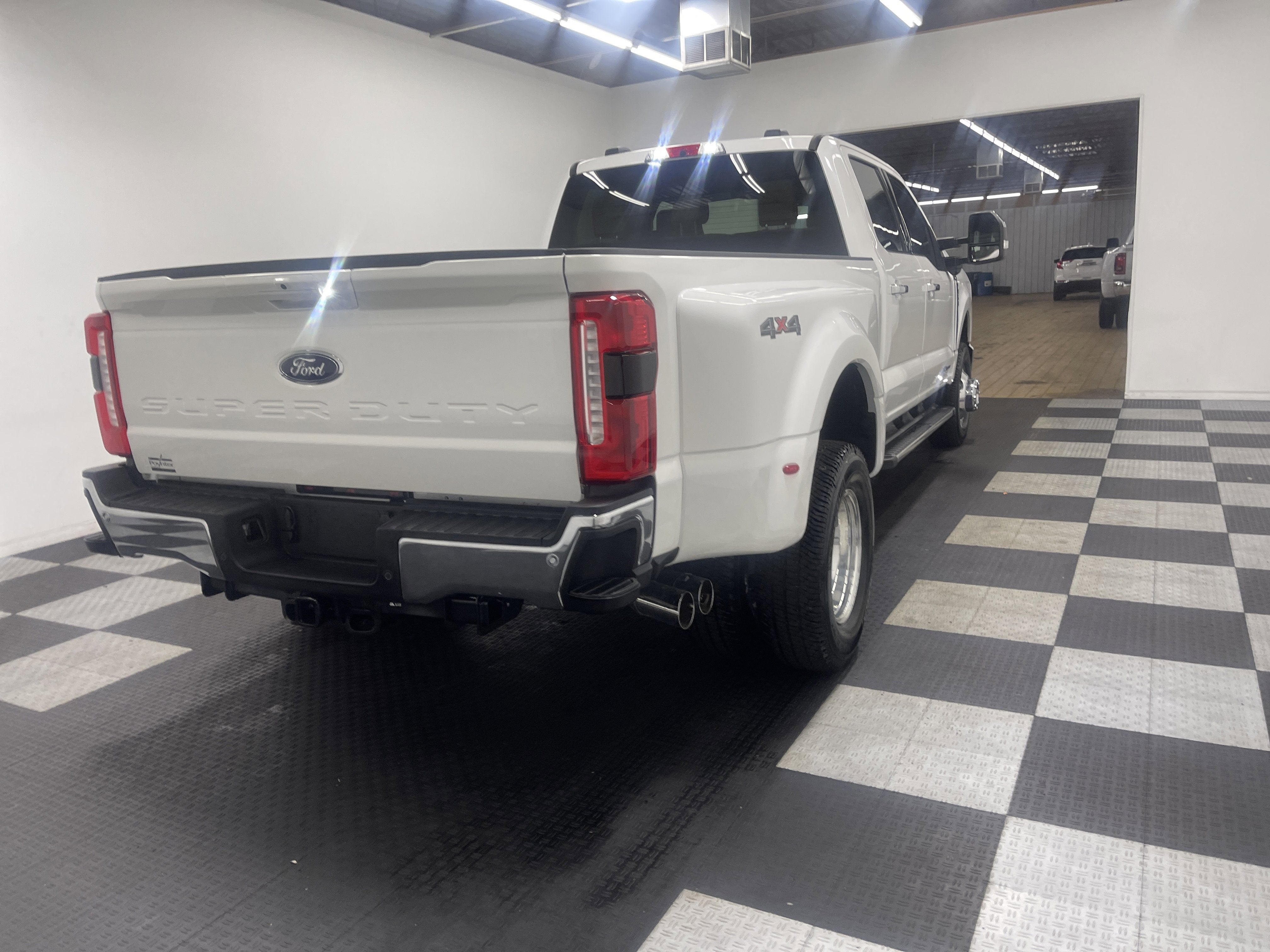 2026 Ford Super Duty F-350 DRW LARIAT