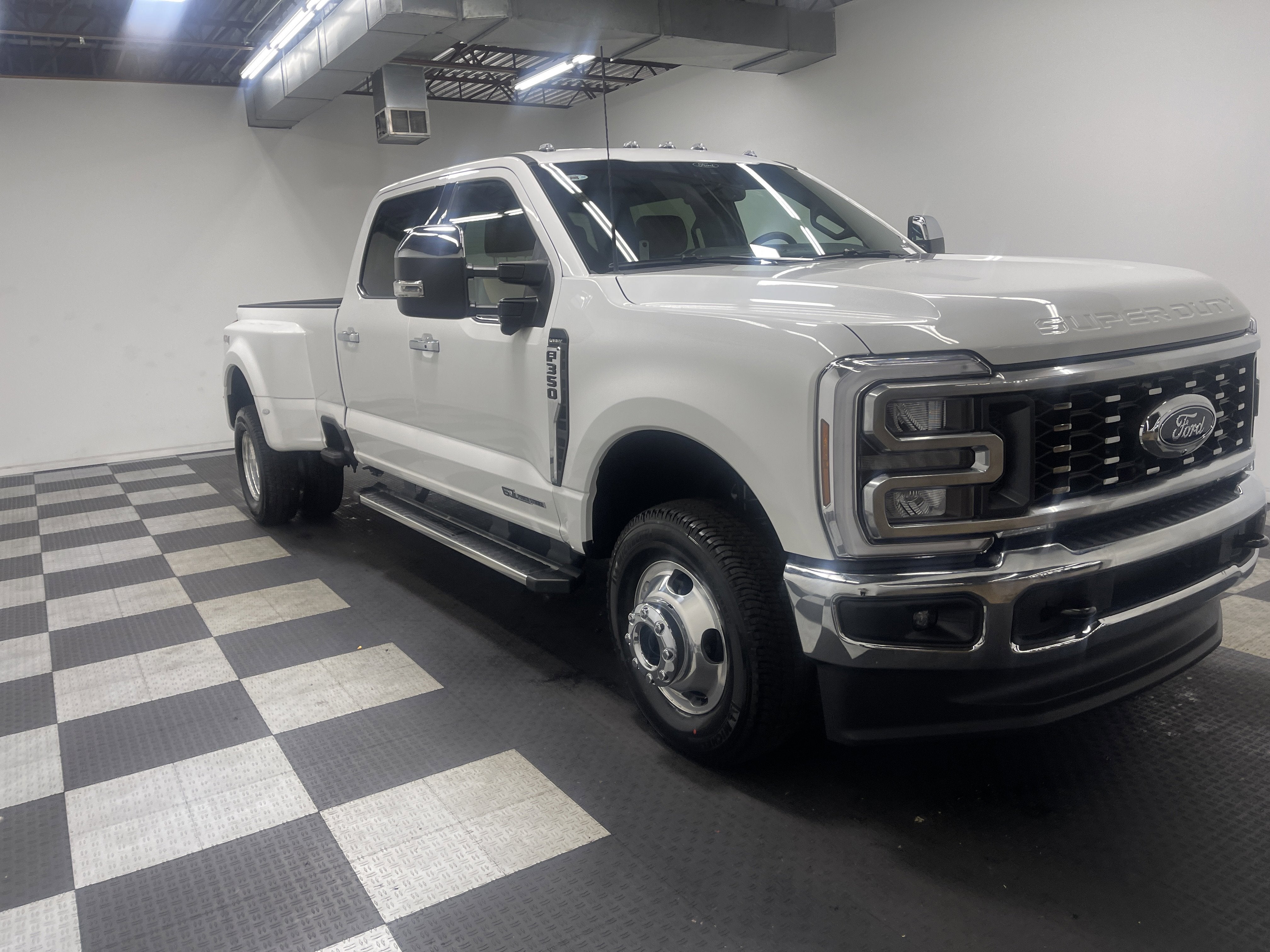 2026 Ford Super Duty F-350 DRW LARIAT