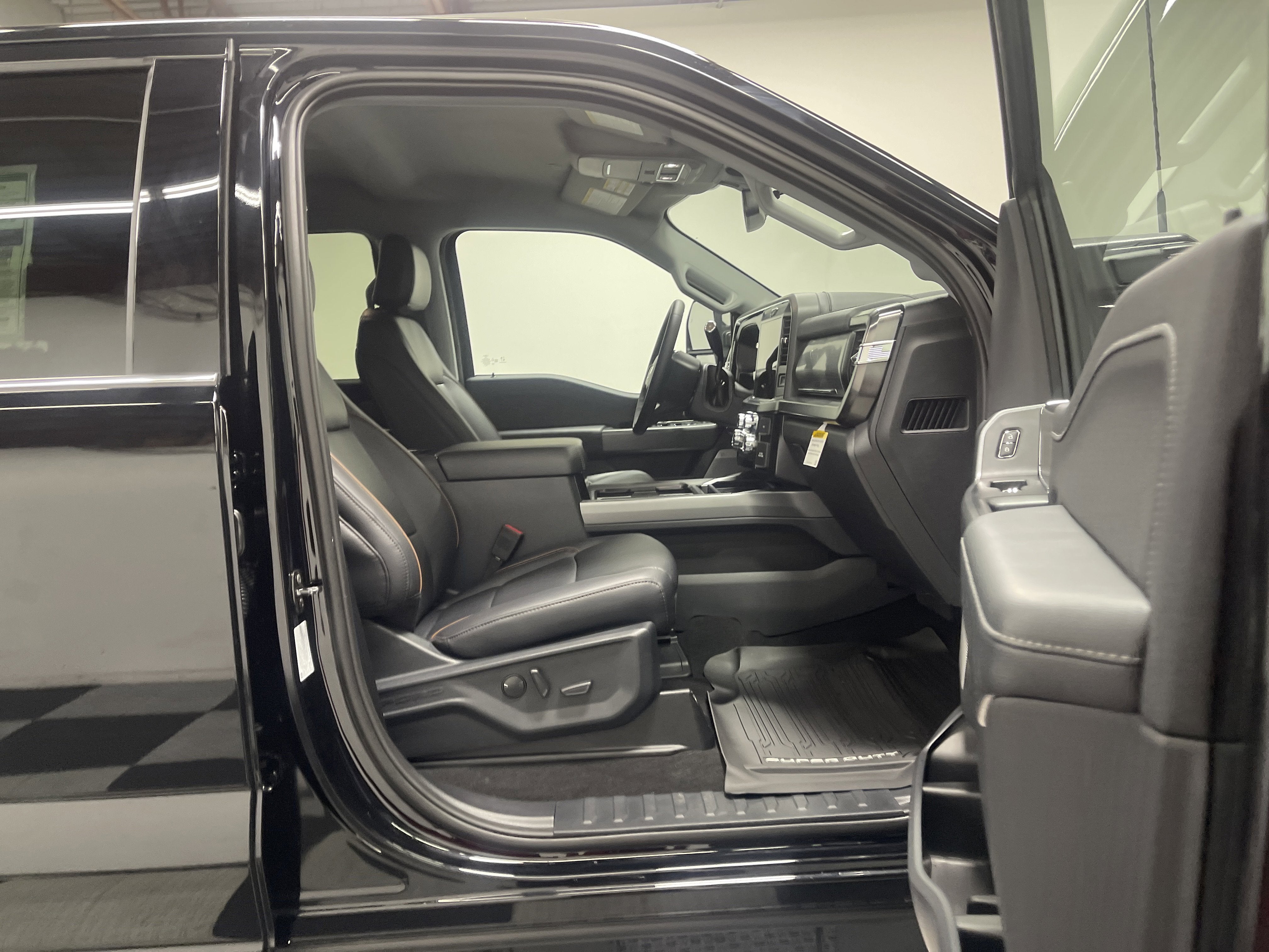 2026 Ford Super Duty F-350 DRW LARIAT