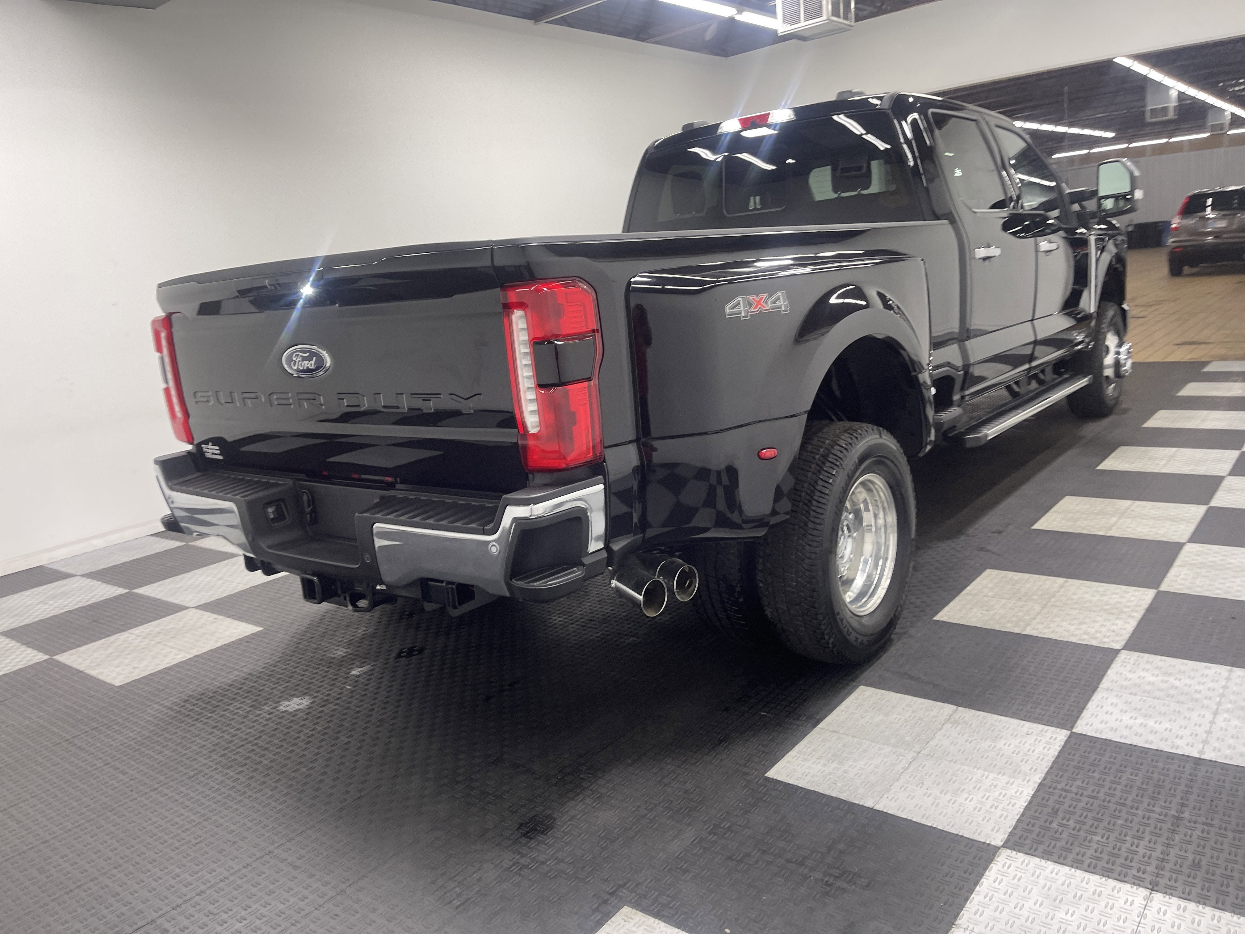 2026 Ford Super Duty F-350 DRW LARIAT