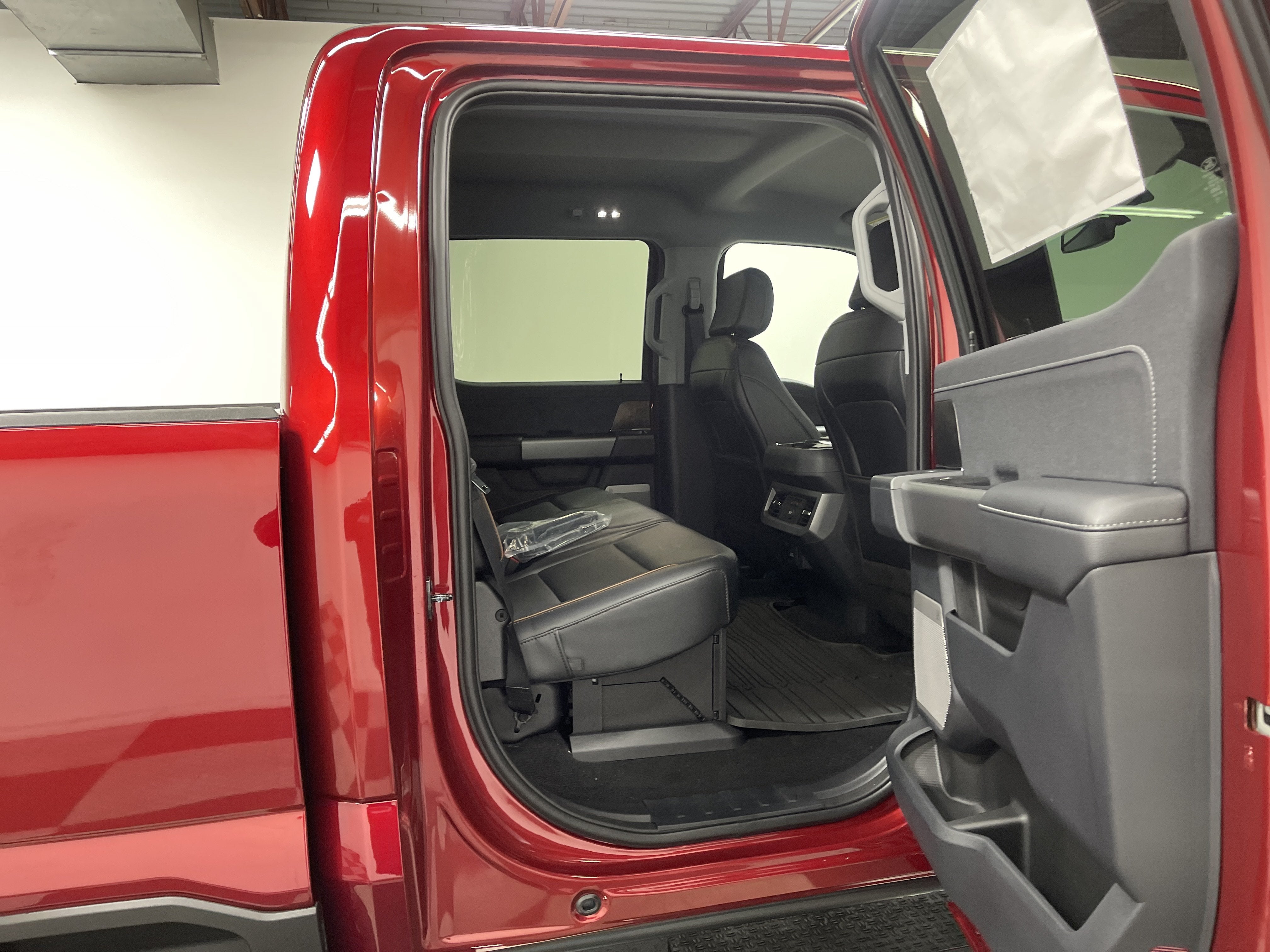 2026 Ford Super Duty F-350 DRW LARIAT