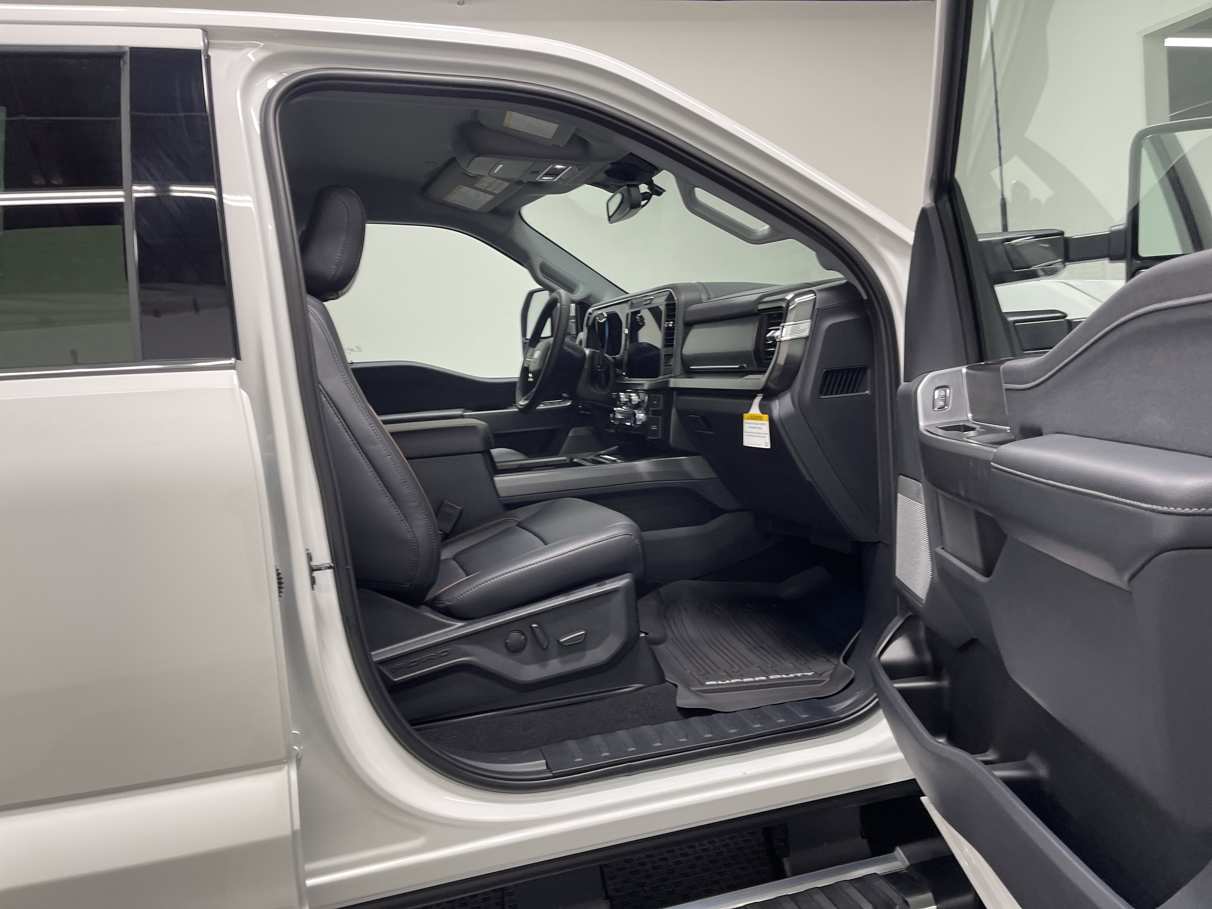 2026 Ford Super Duty F-350 DRW LARIAT