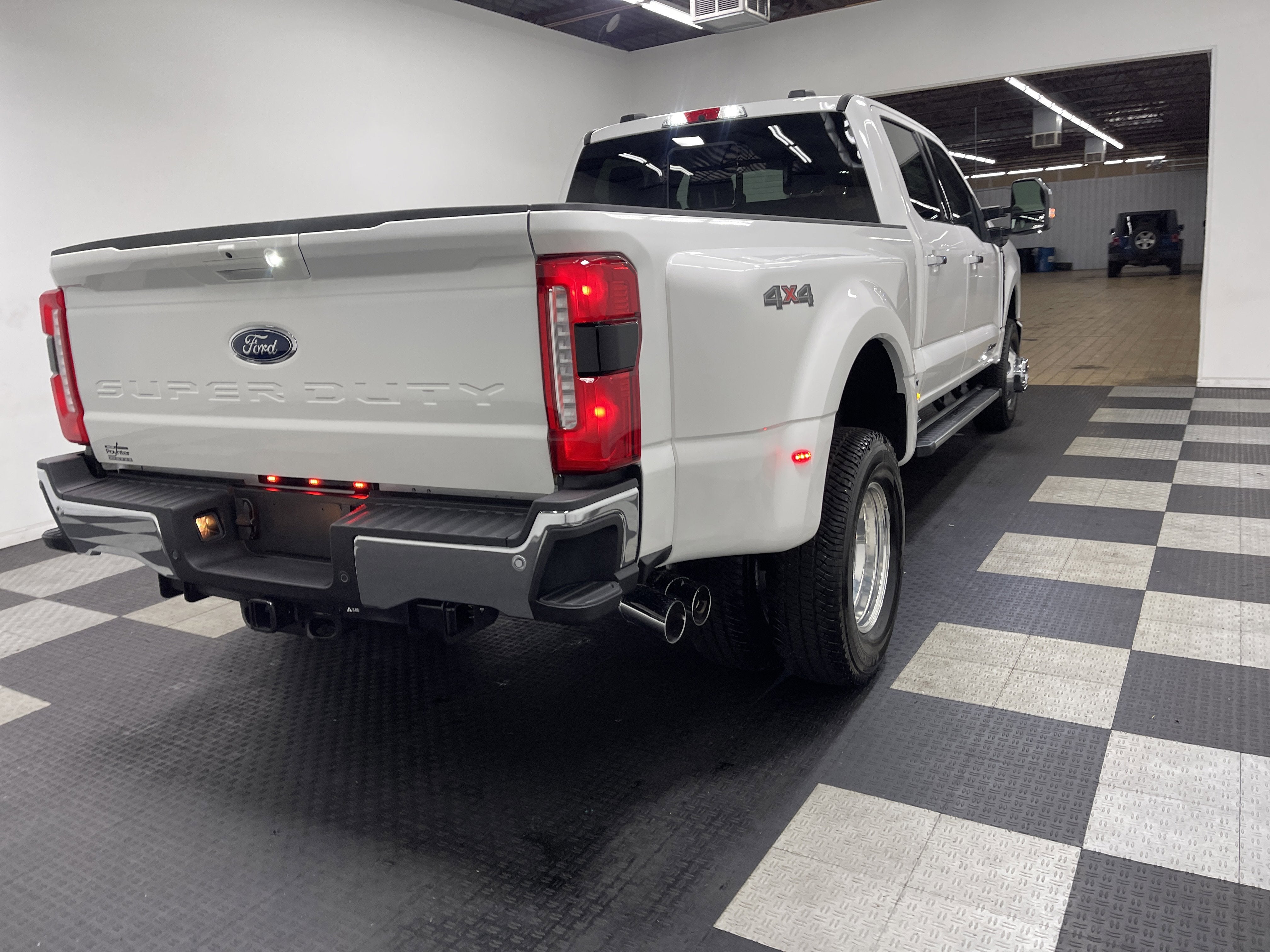 2026 Ford Super Duty F-350 DRW LARIAT