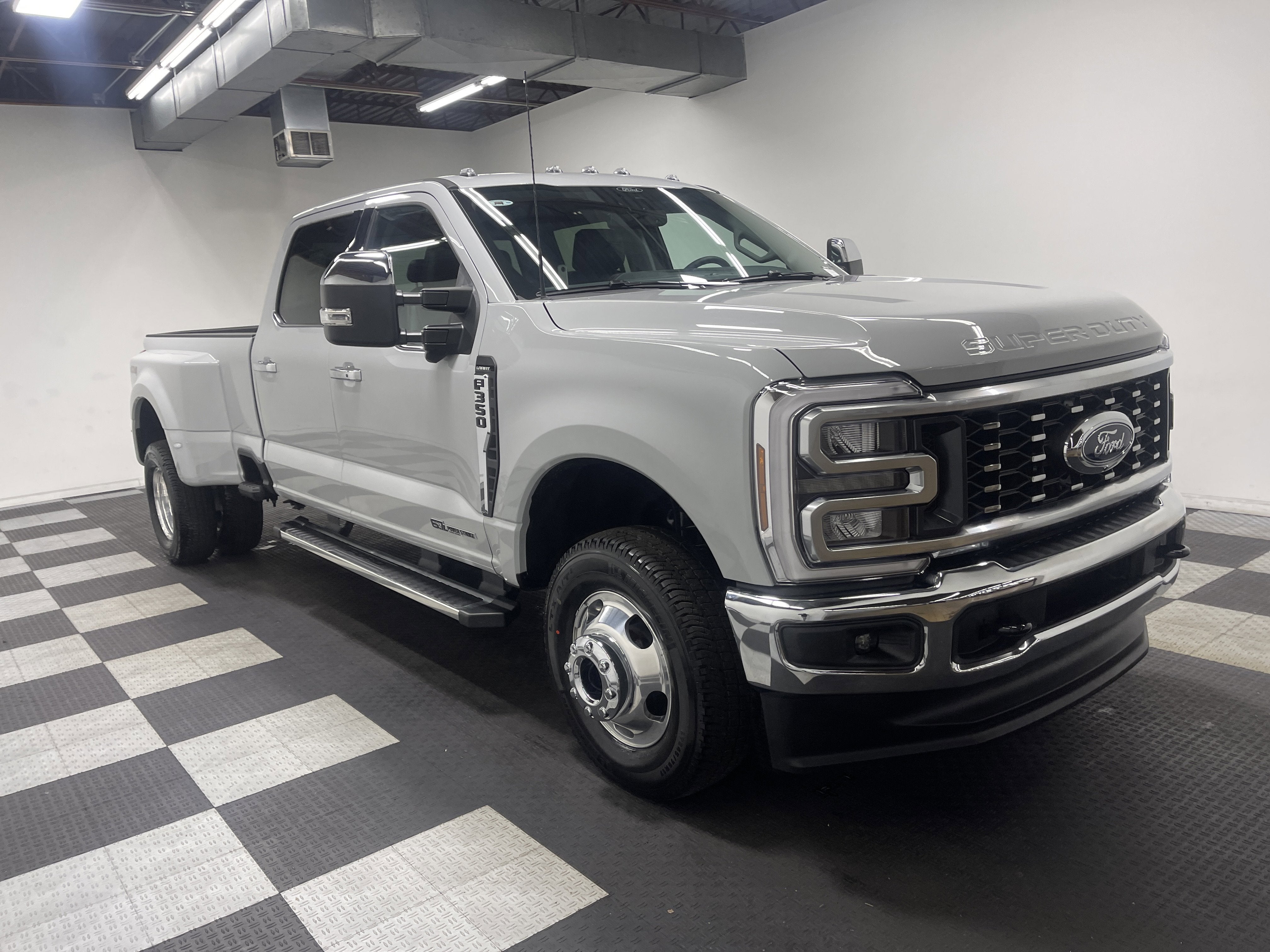 2026 Ford Super Duty F-350 DRW LARIAT