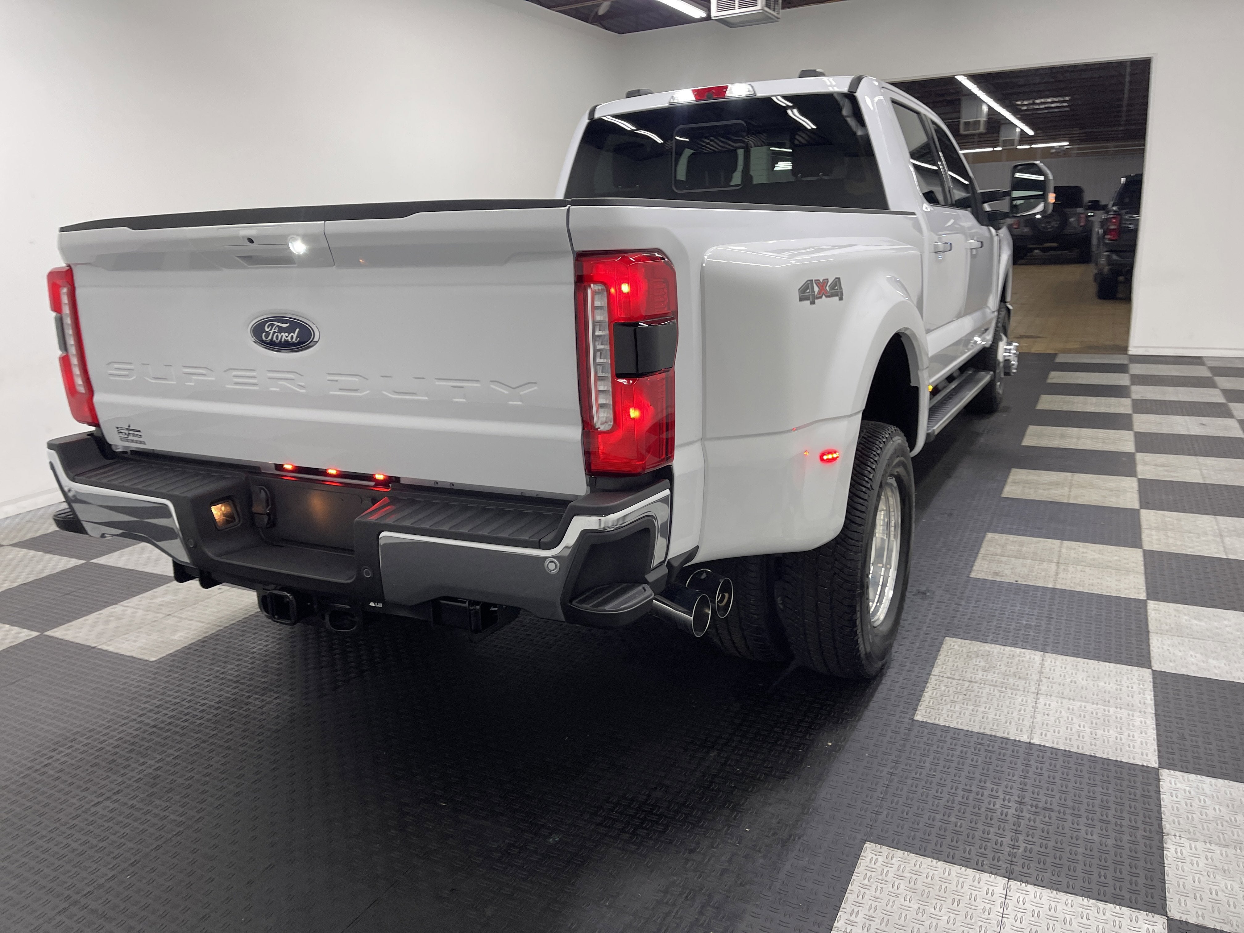 2026 Ford Super Duty F-350 DRW LARIAT