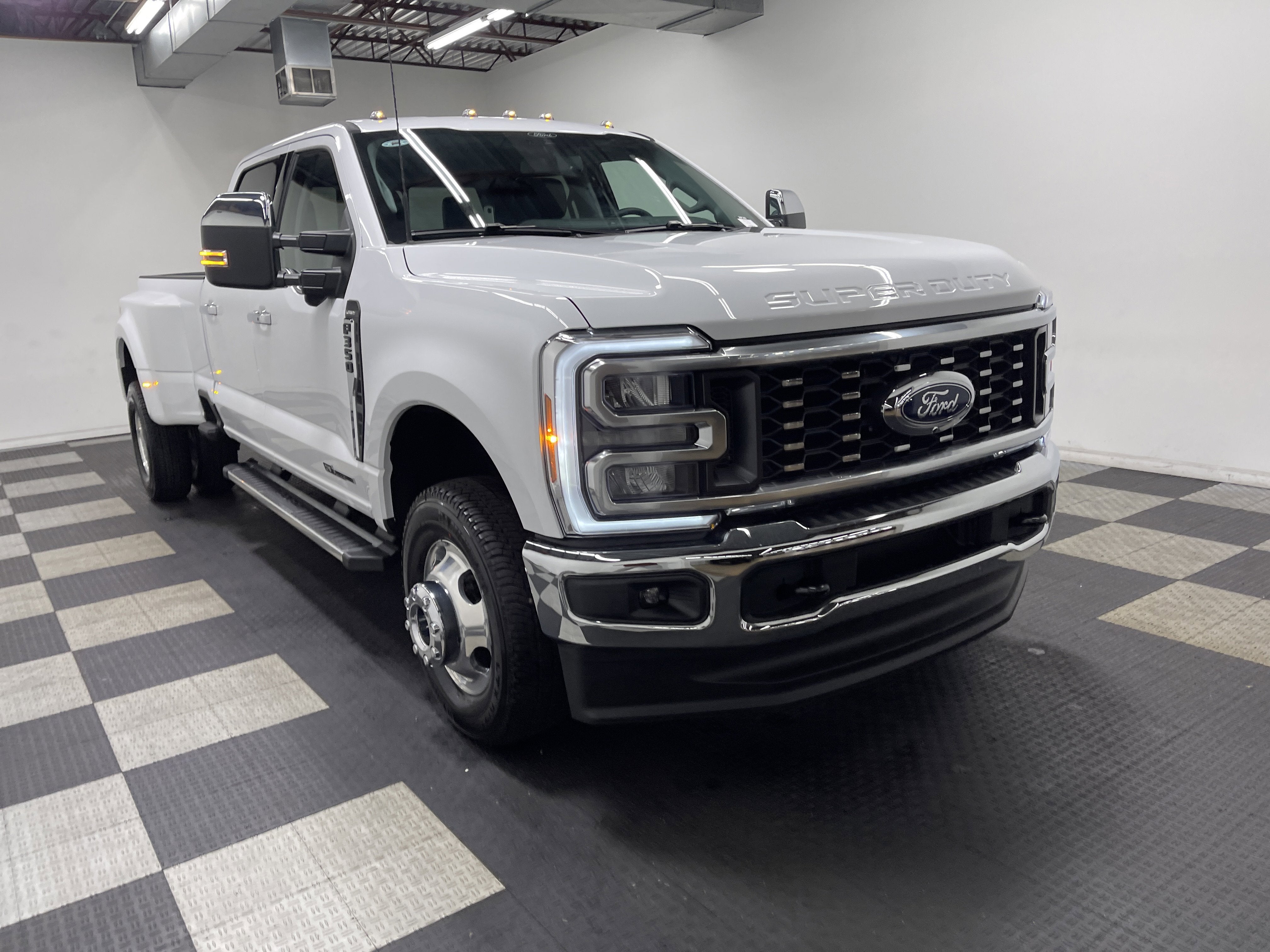 2026 Ford Super Duty F-350 DRW LARIAT