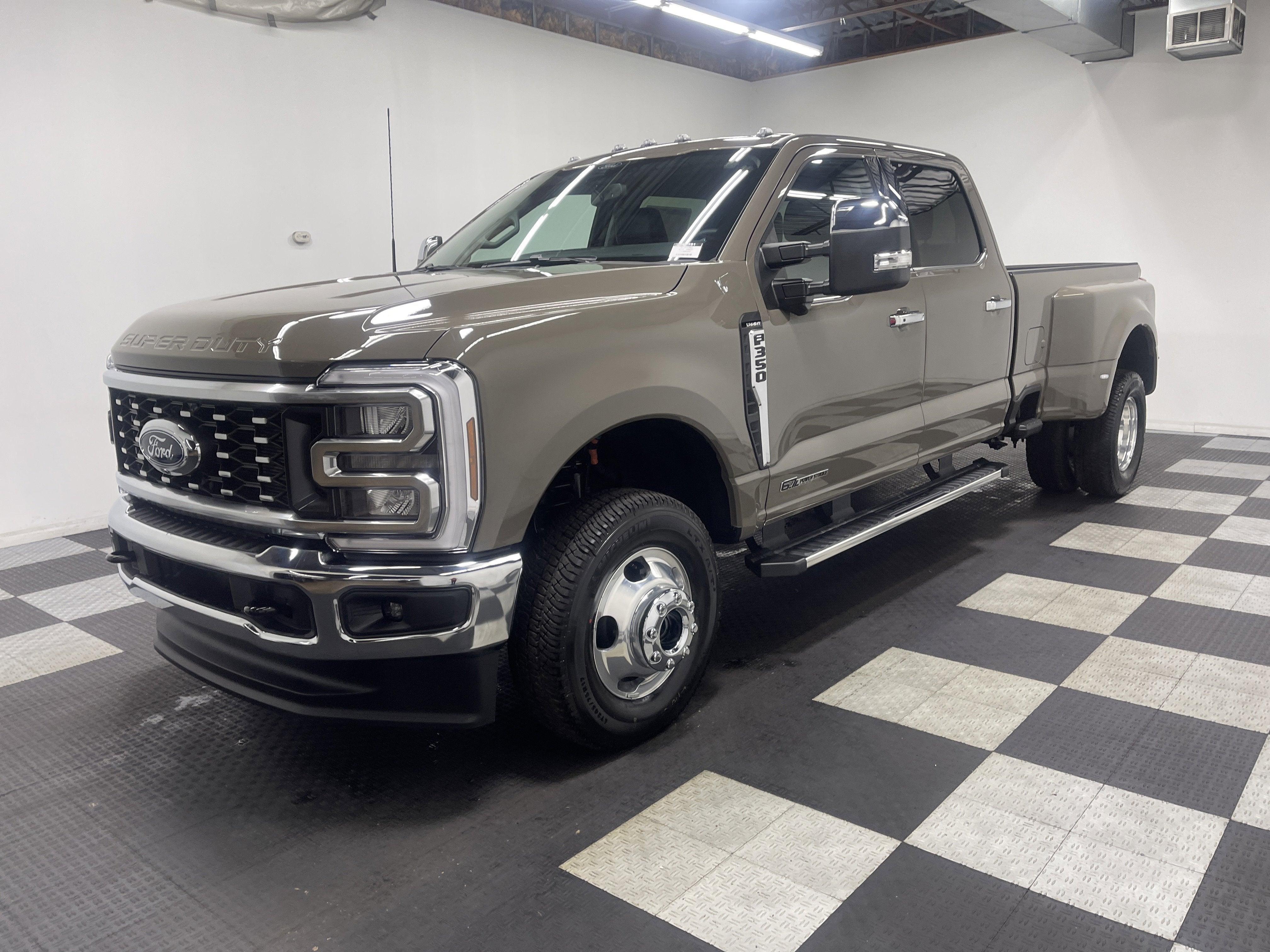 2026 Ford Super Duty F-350 DRW LARIAT