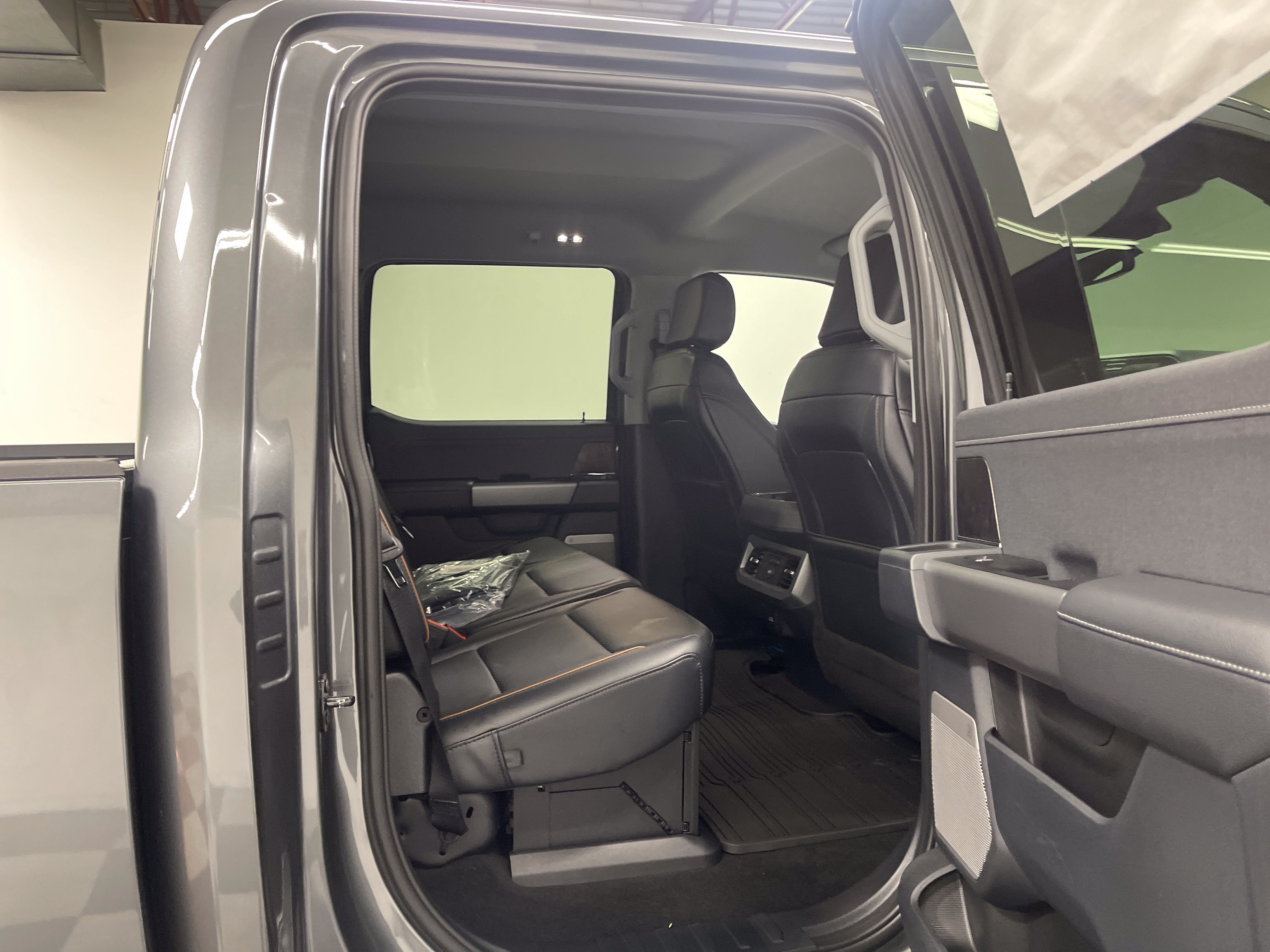 2026 Ford Super Duty F-350 DRW LARIAT