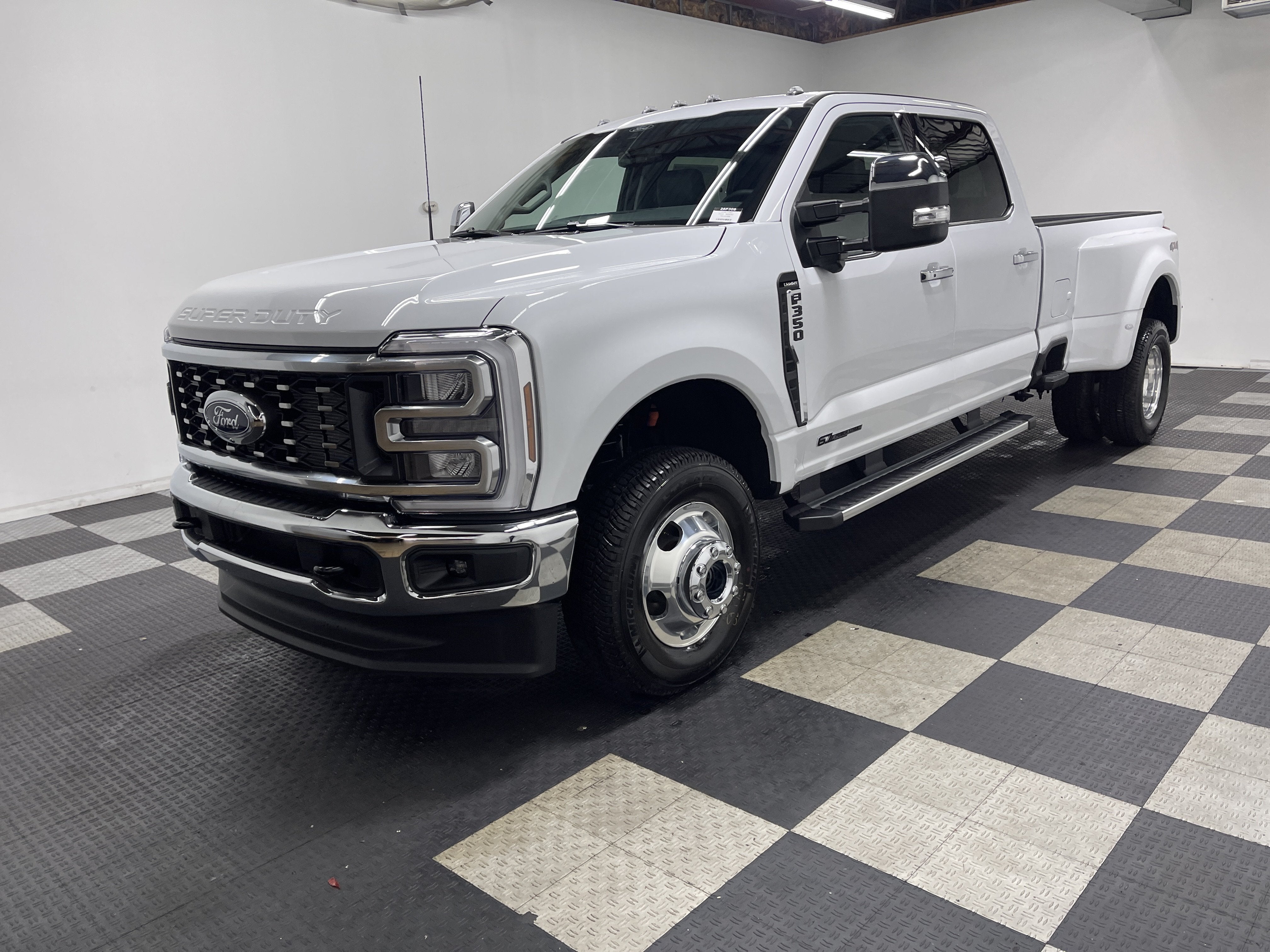 2026 Ford Super Duty F-350 DRW LARIAT