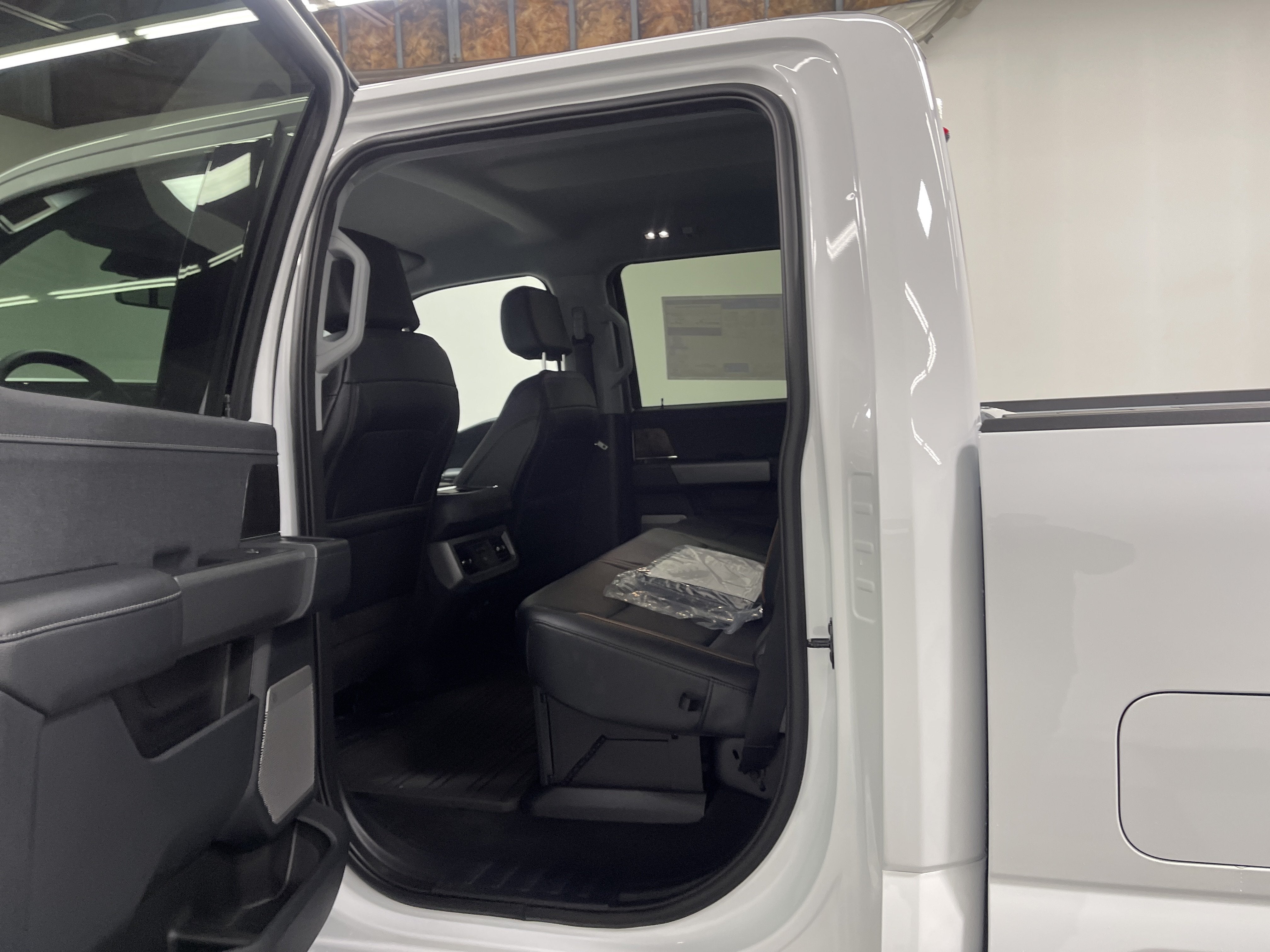 2026 Ford Super Duty F-350 DRW LARIAT
